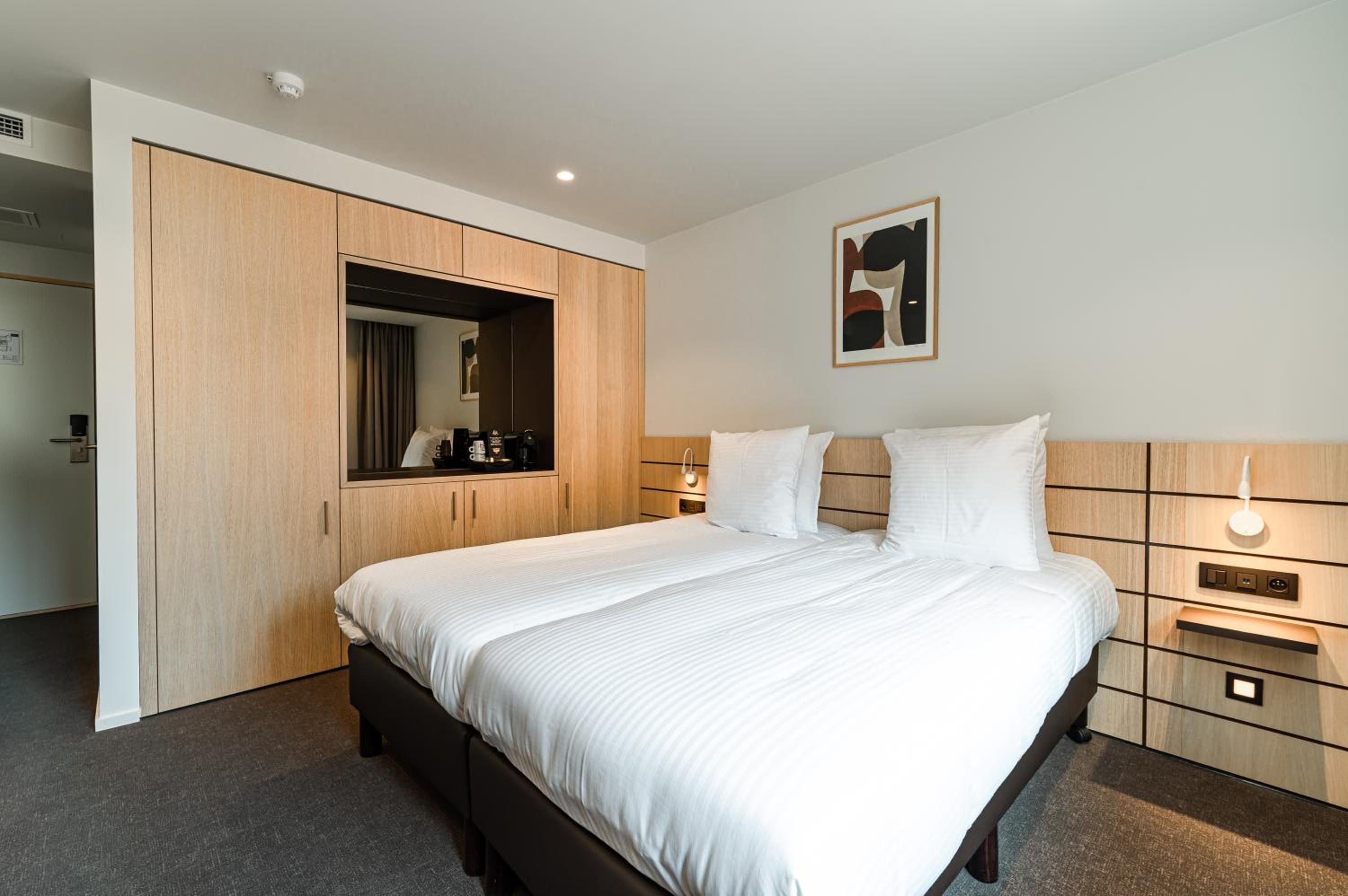 Superior Twin Room with City View - Photo 3