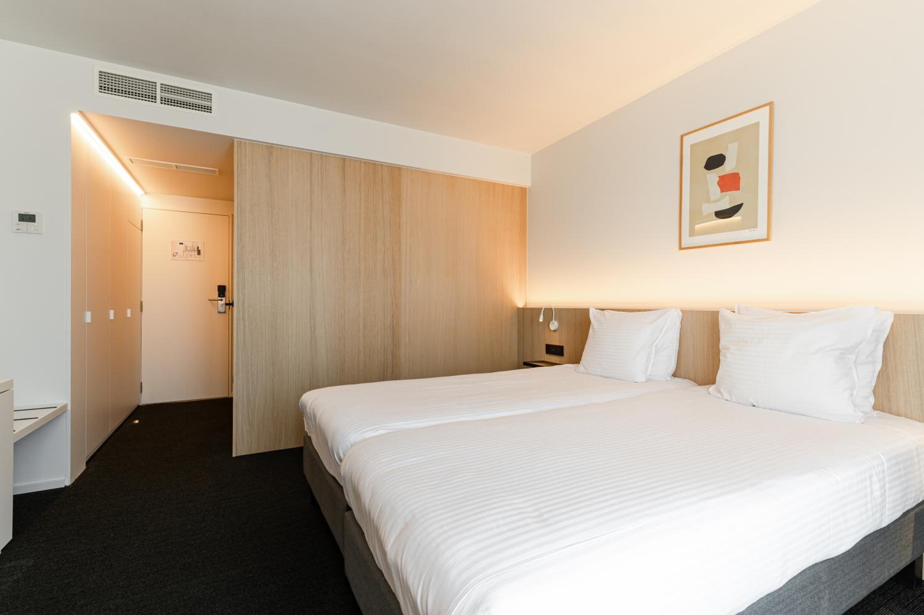 Comfort Twin Room with City View - Photo 3