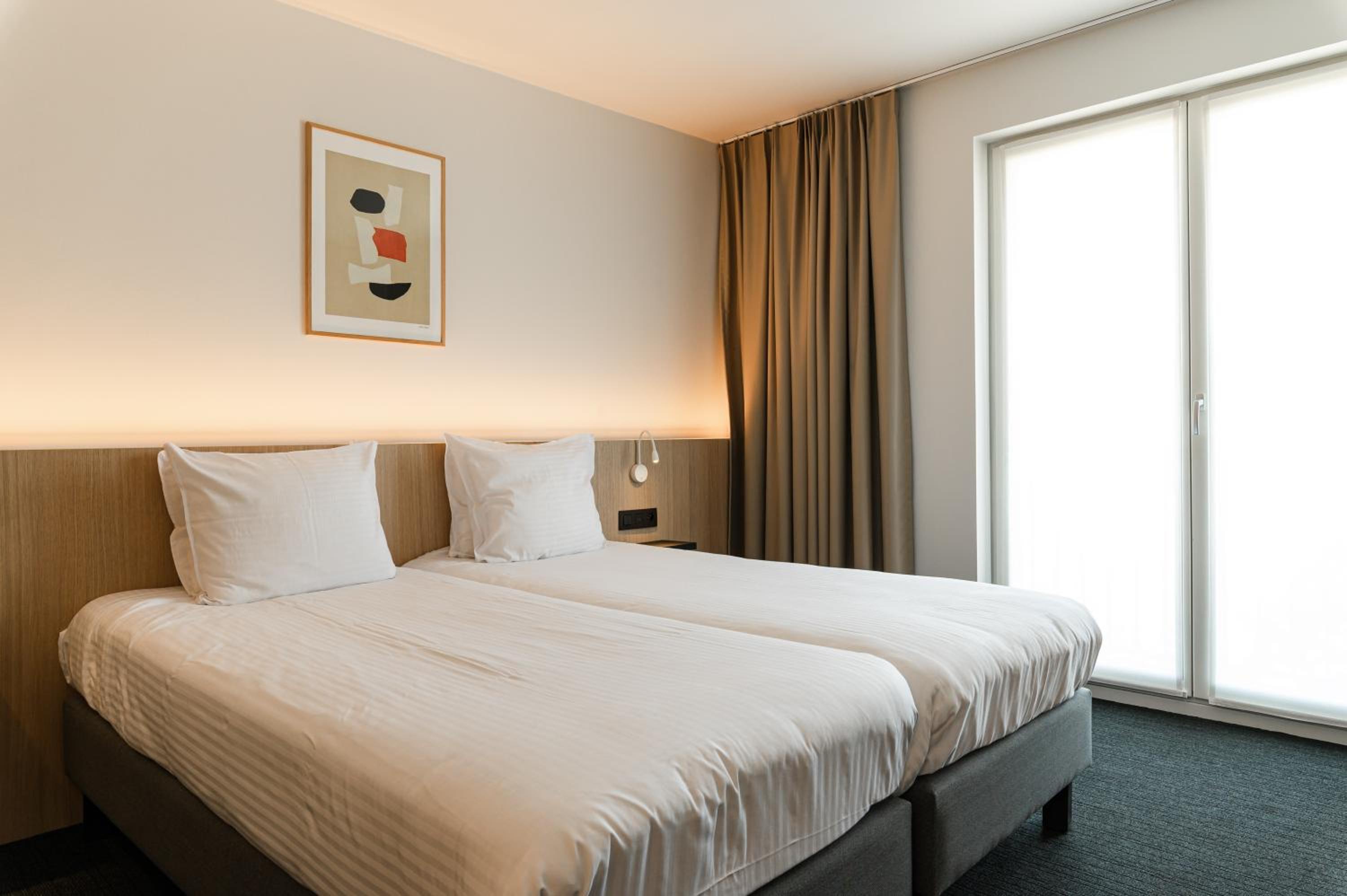 Comfort Twin Room with City View - Photo 4