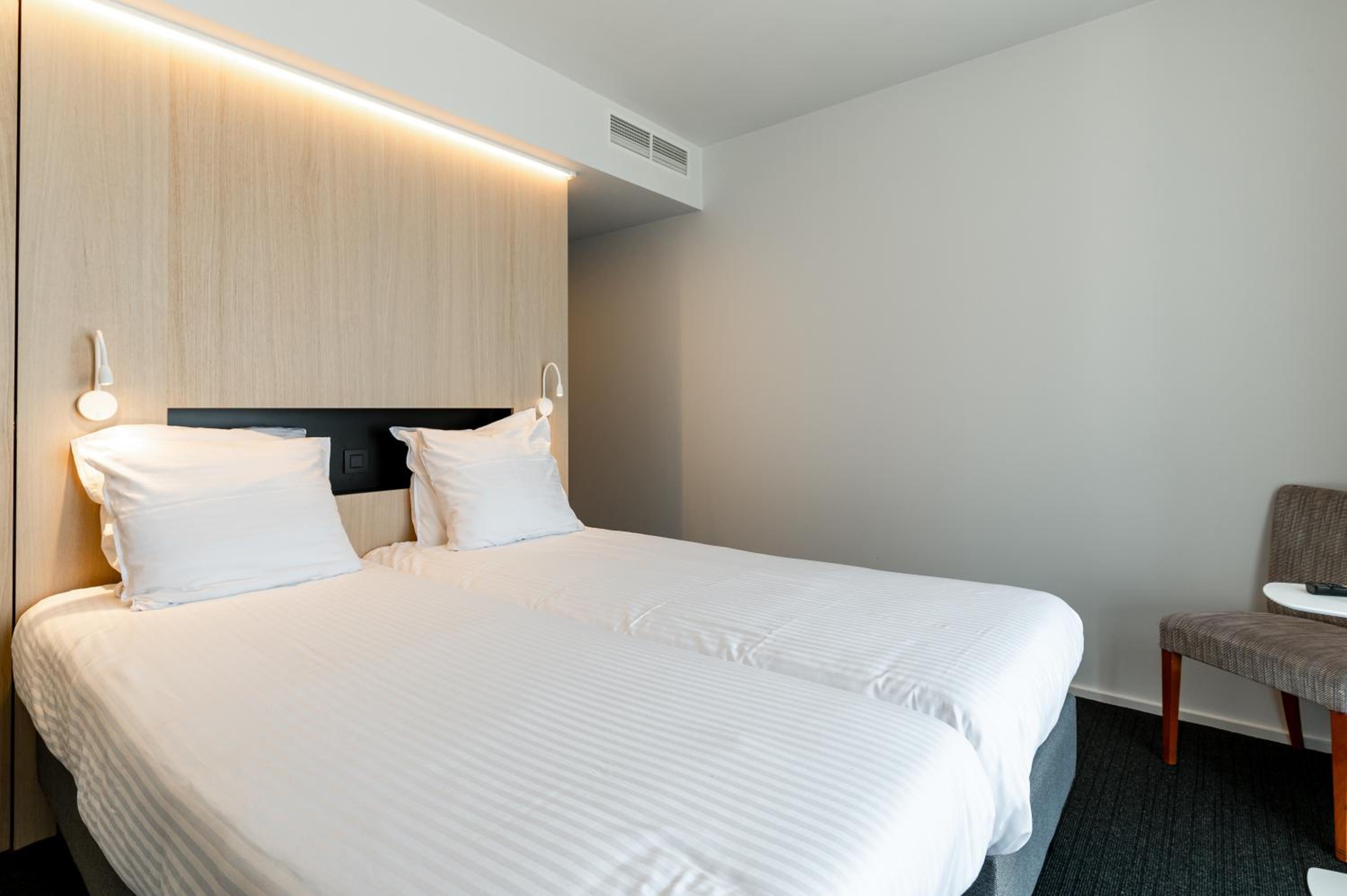 Comfort Twin Room with City View - Photo 6