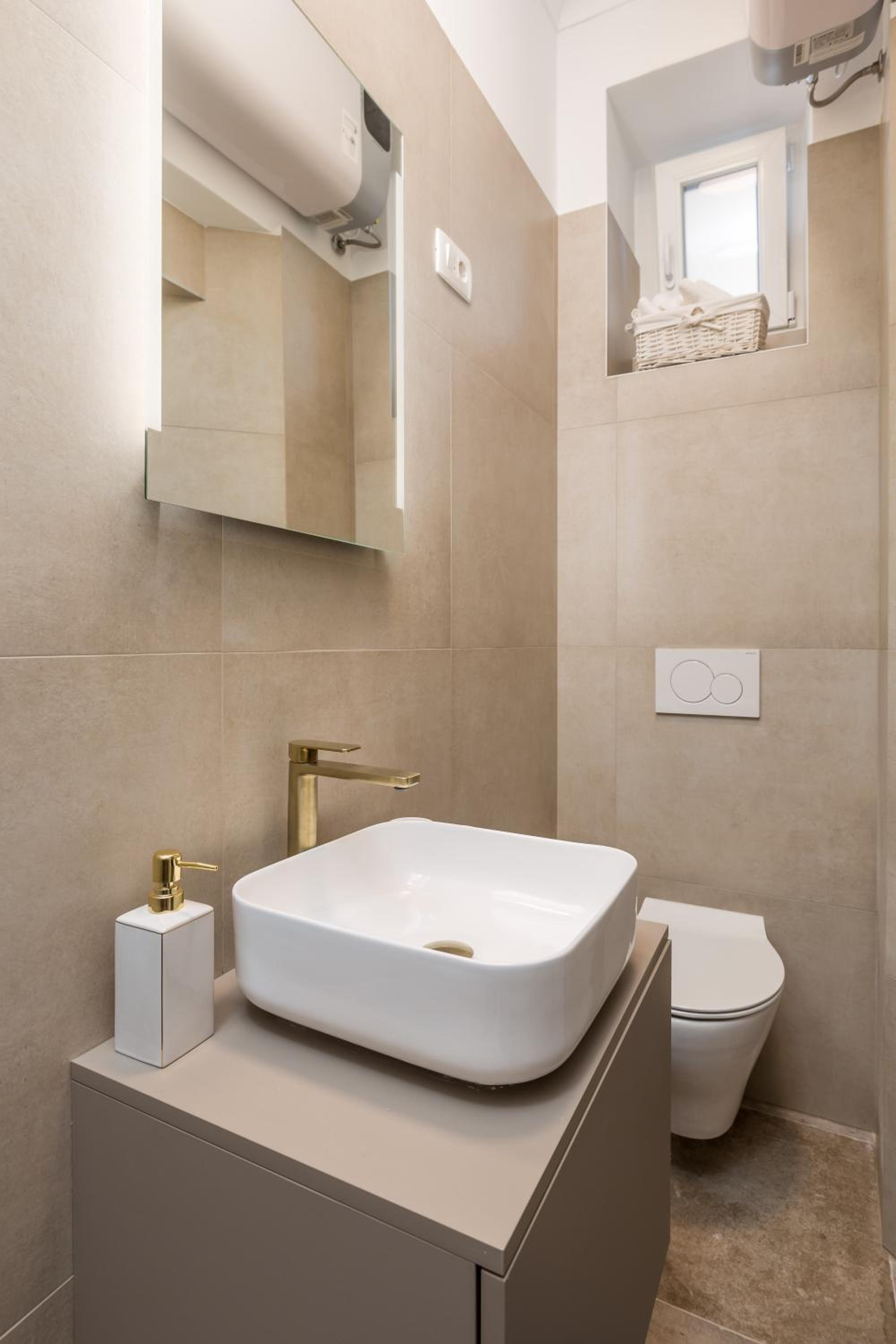 One-Bedroom Apartment - Photo 2