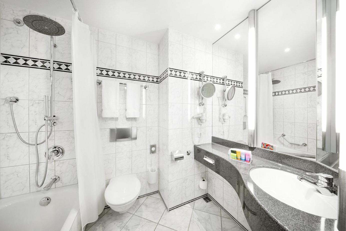 Suite - Photo 3