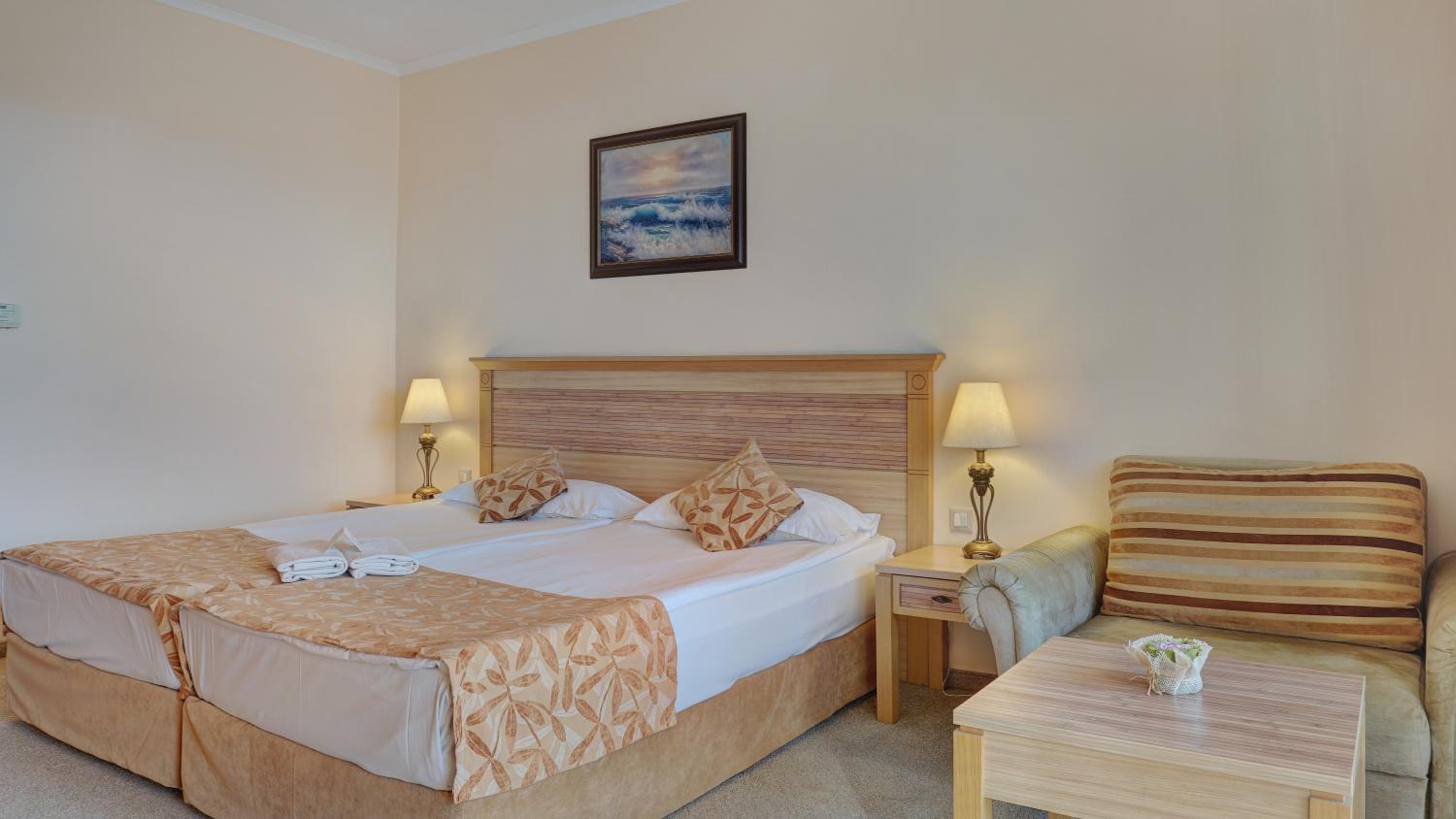 Standard Twin Room (Low Floor) thumbnail 5