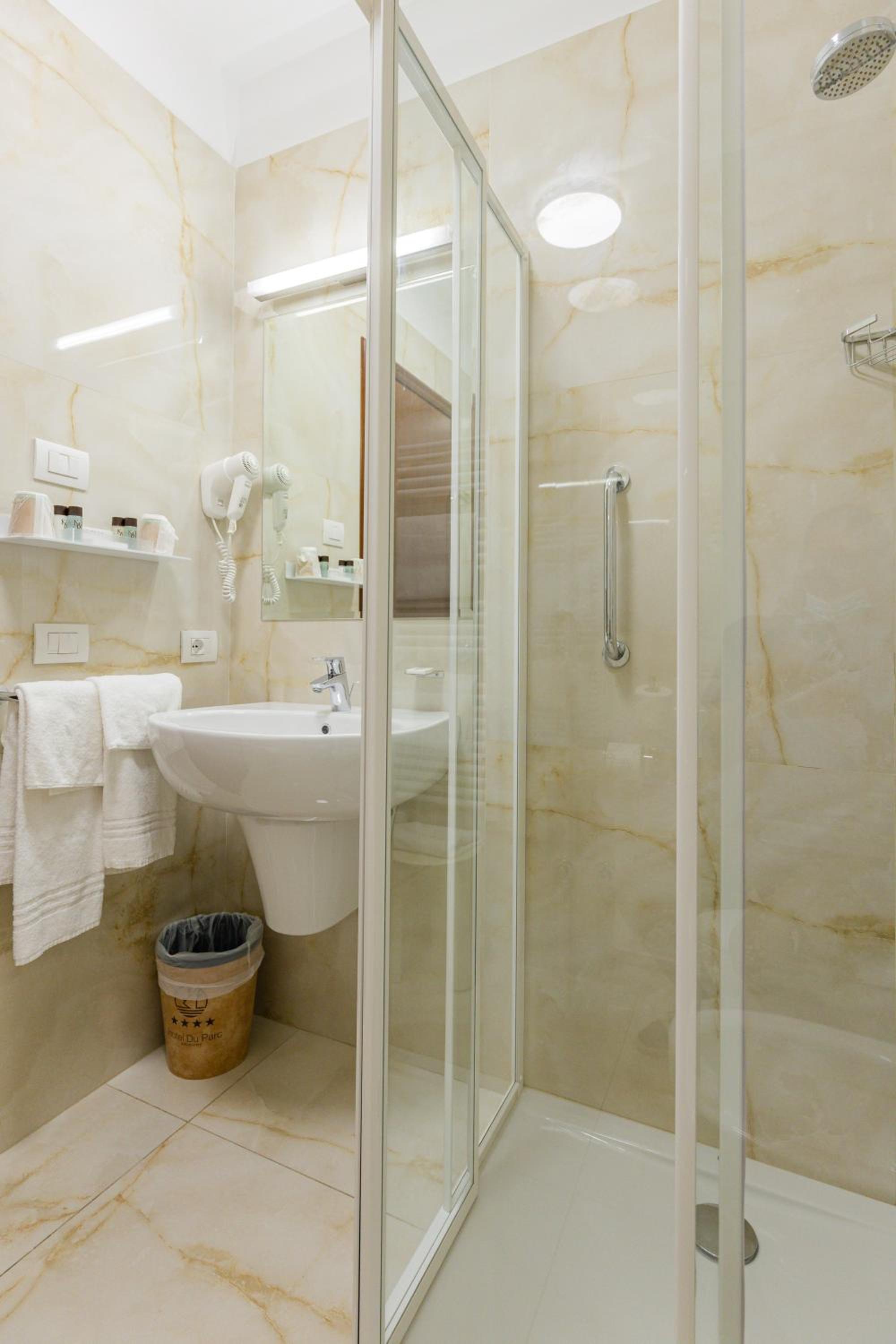 Standard Double or Twin Room - Photo 5