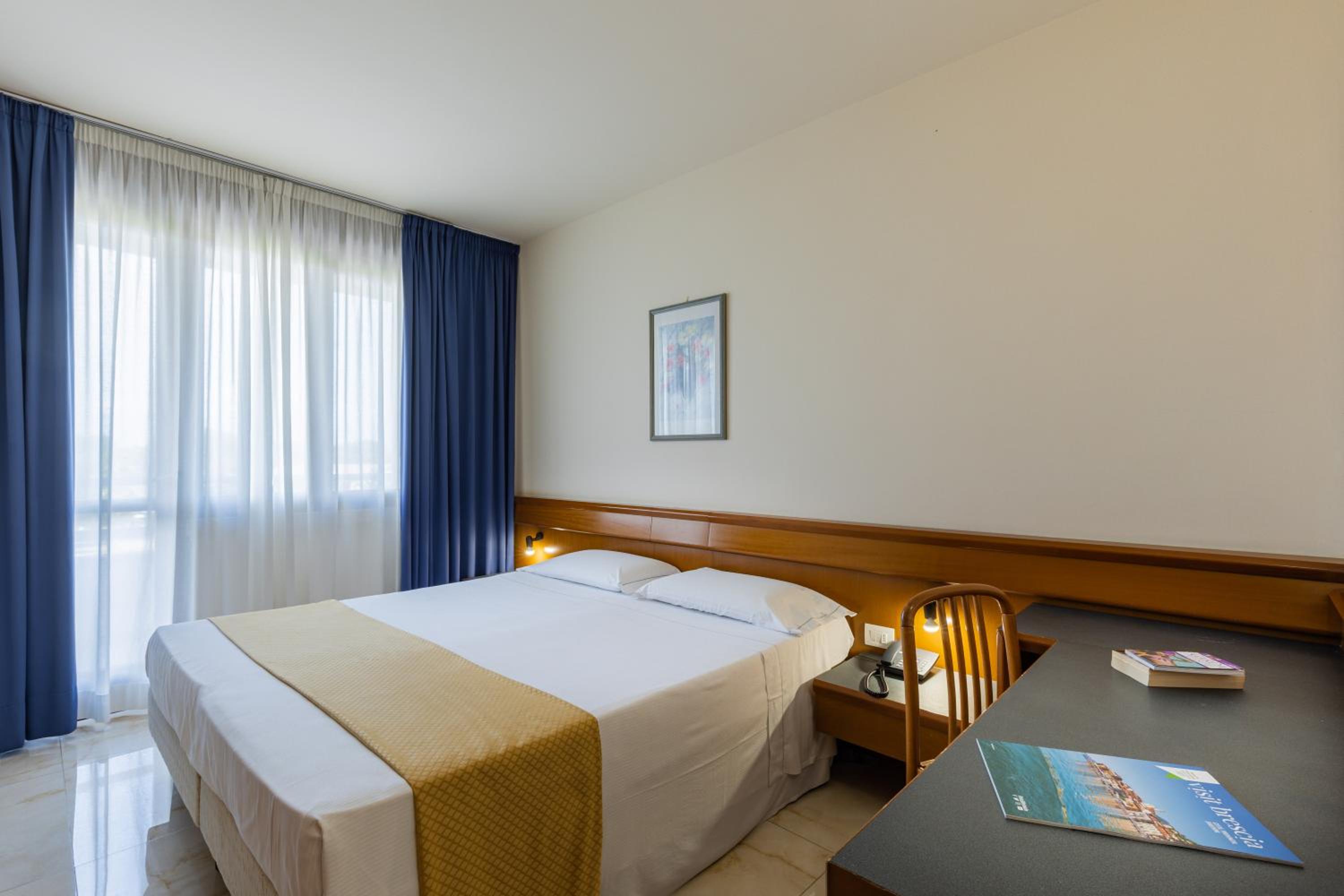 Standard Double or Twin Room - Photo 4