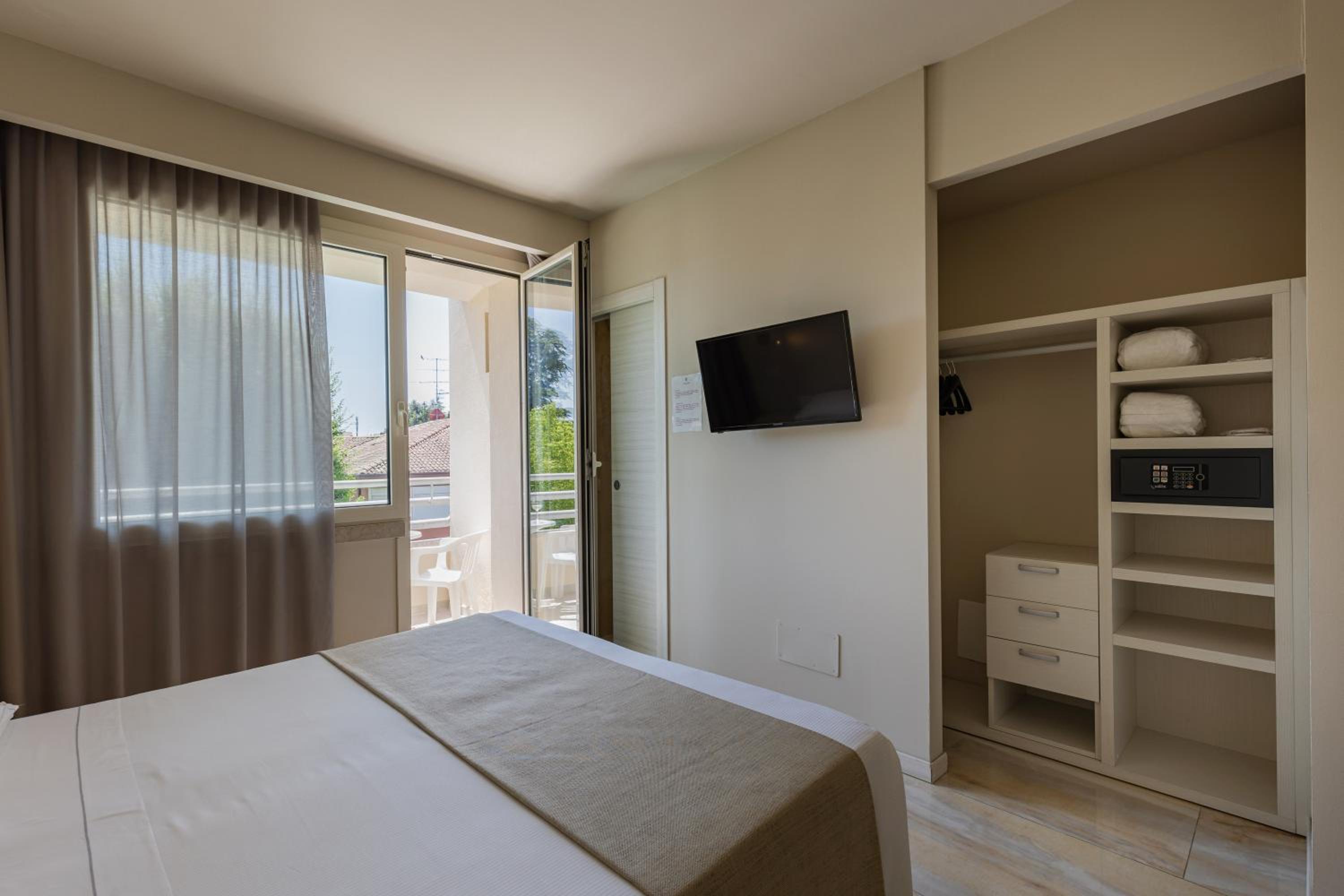 Junior Suite with Garden View - Photo 8