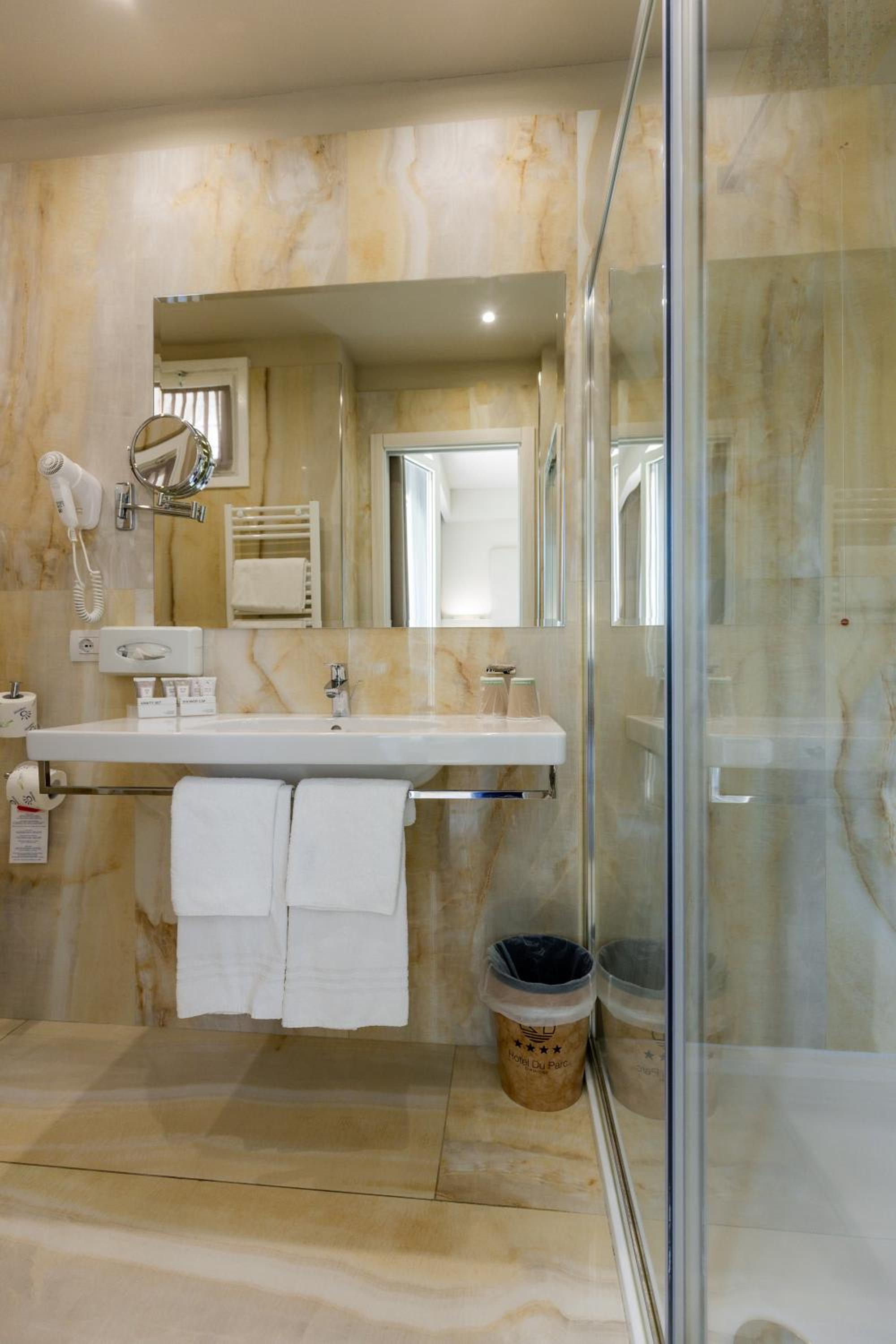 Junior Suite with Garden View - Photo 13
