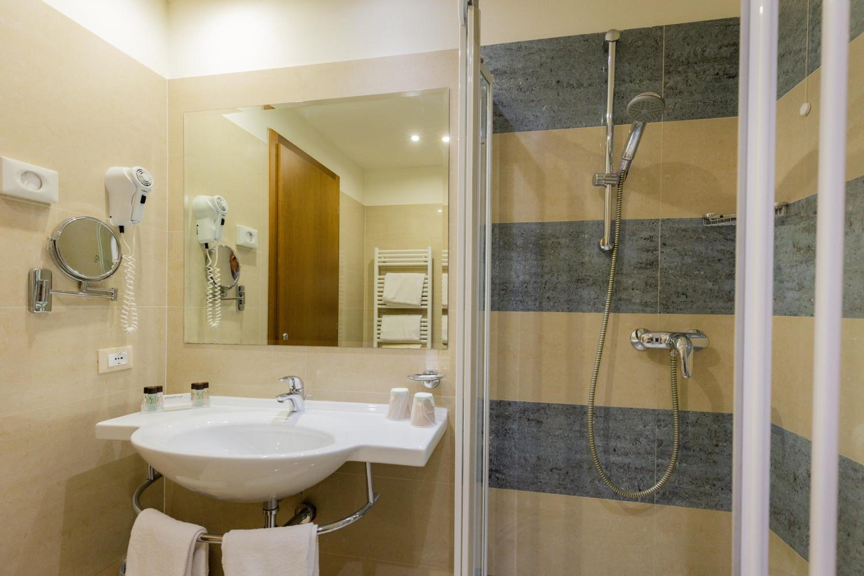 Classic Double or Twin Room - Photo 13