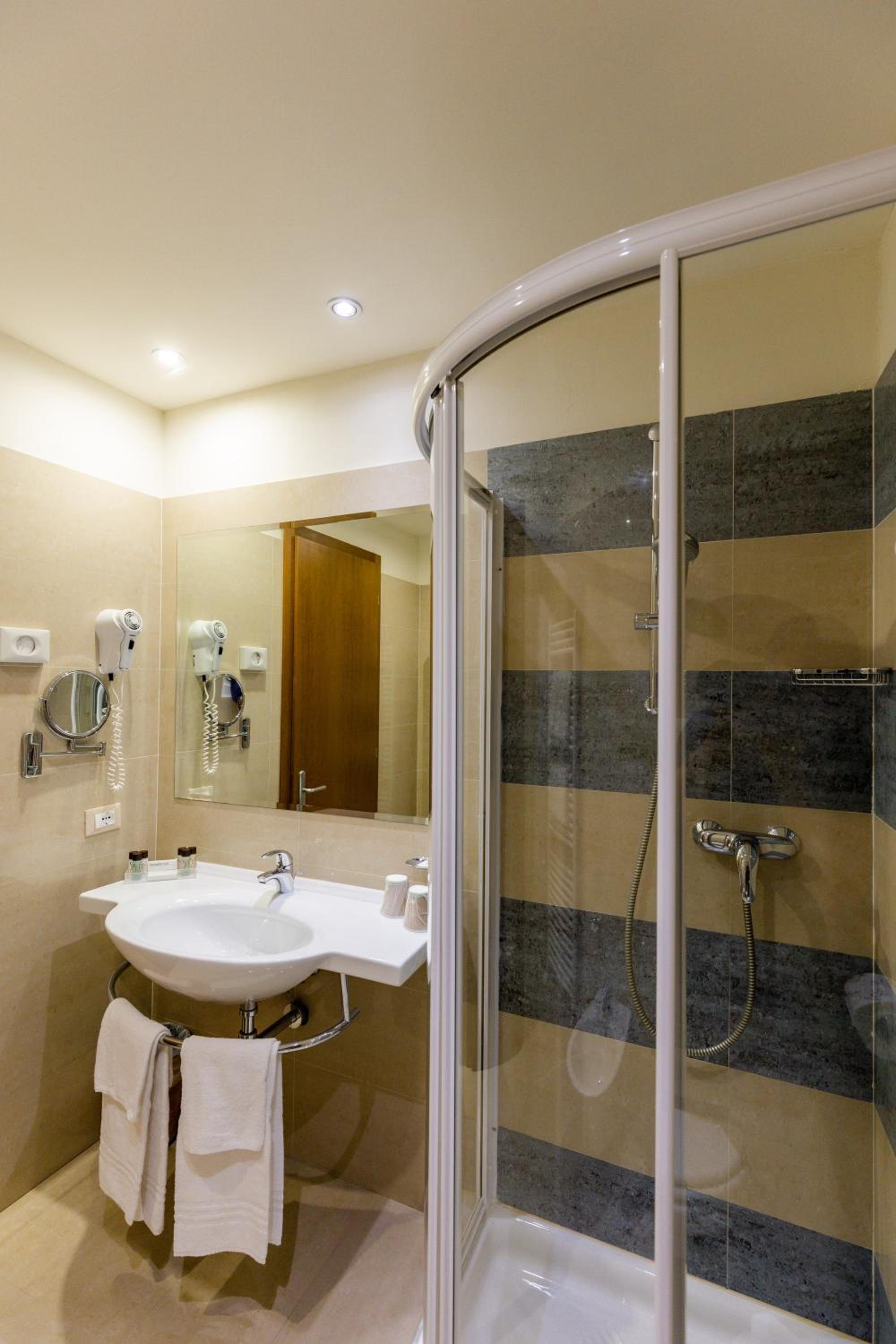 Classic Double or Twin Room - Photo 2