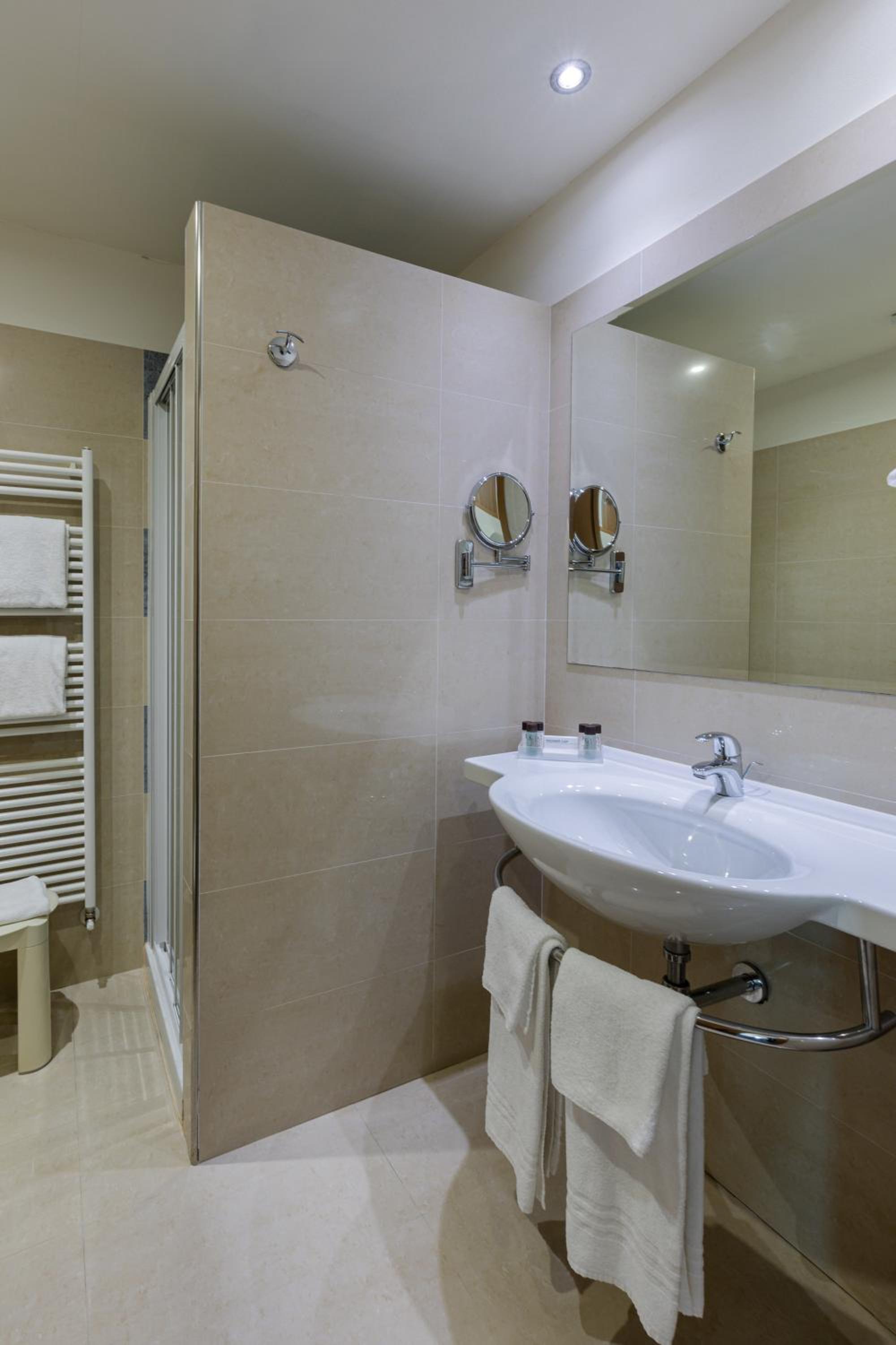 Classic Double or Twin Room - Photo 8