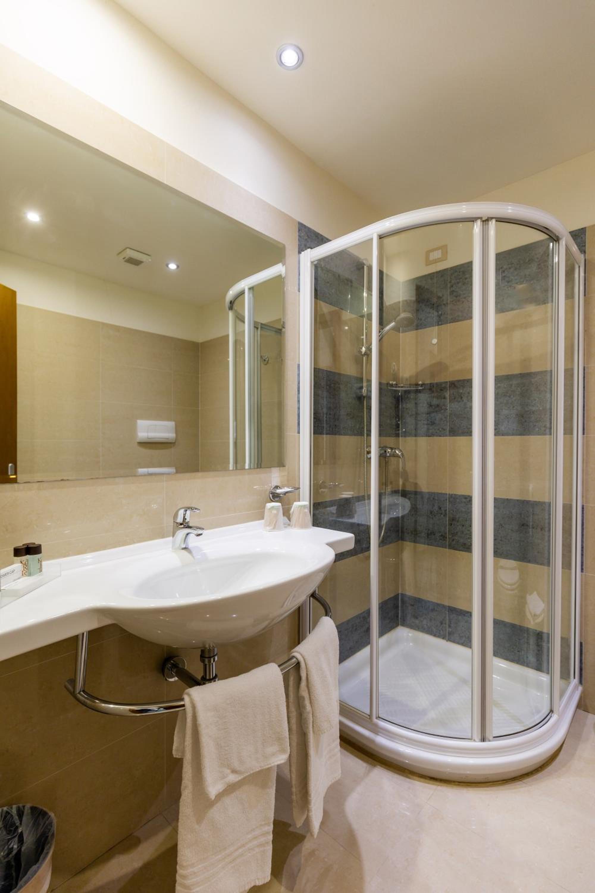 Classic Double or Twin Room - Photo 7