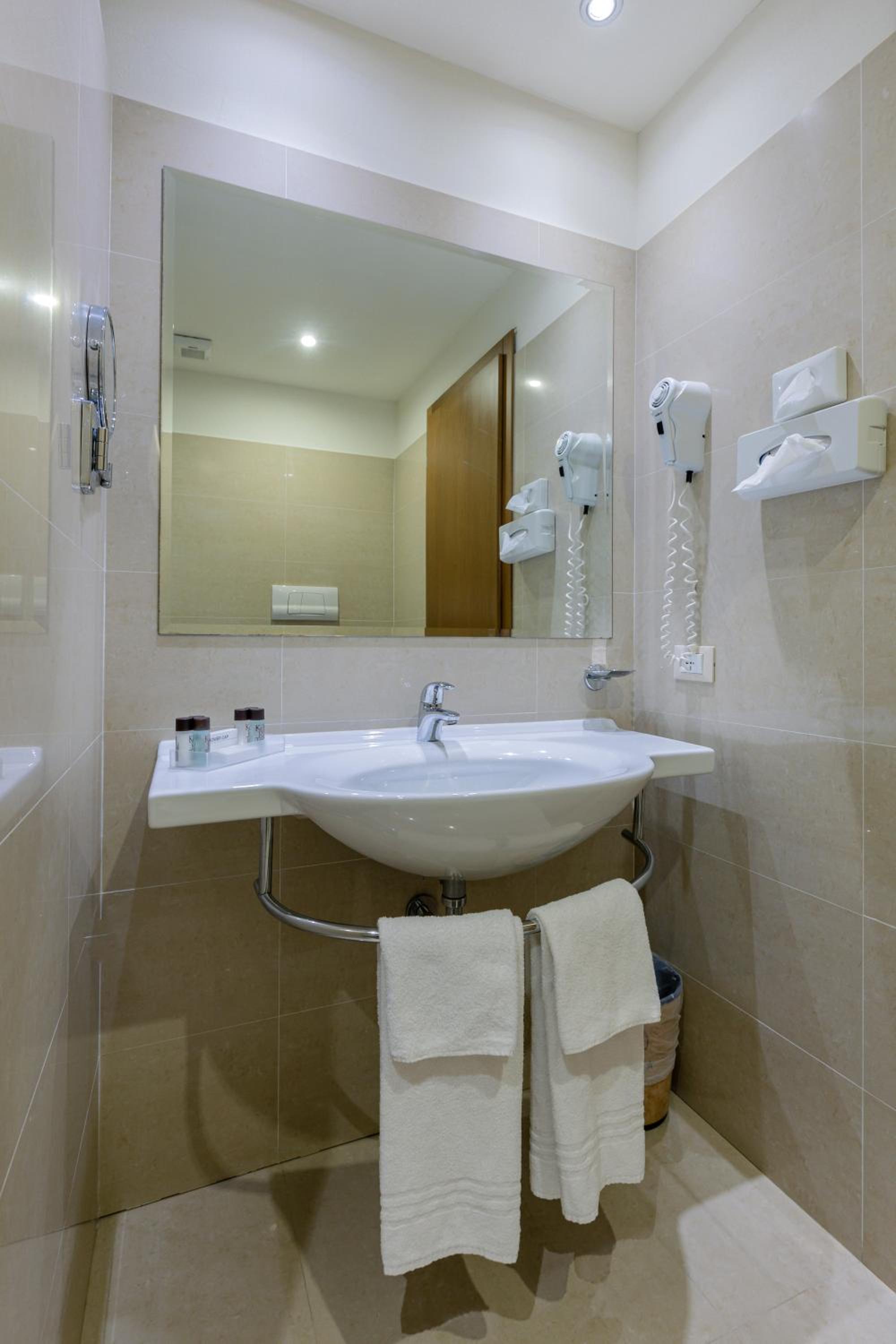 Classic Double or Twin Room - Photo 14