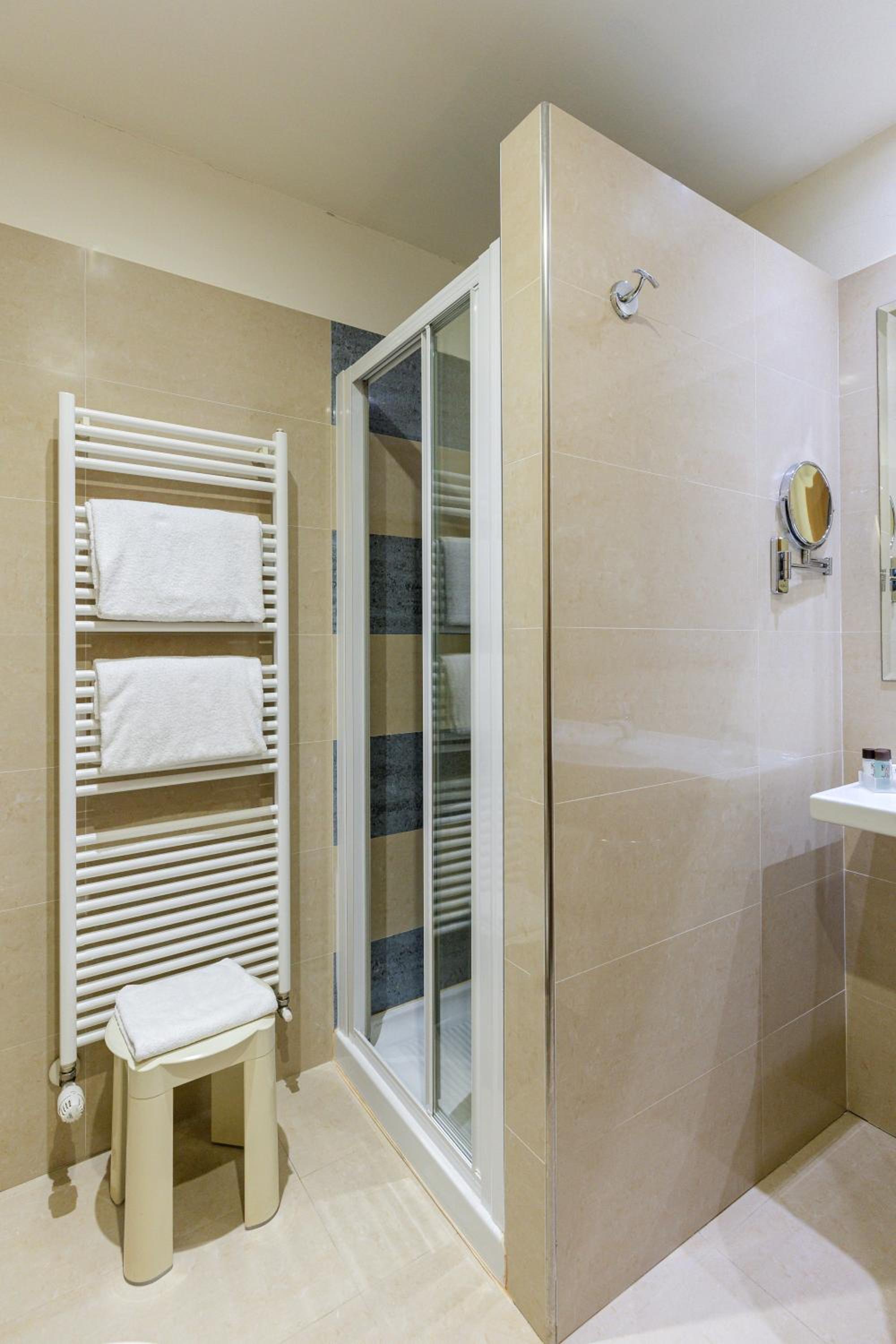 Classic Double or Twin Room - Photo 10