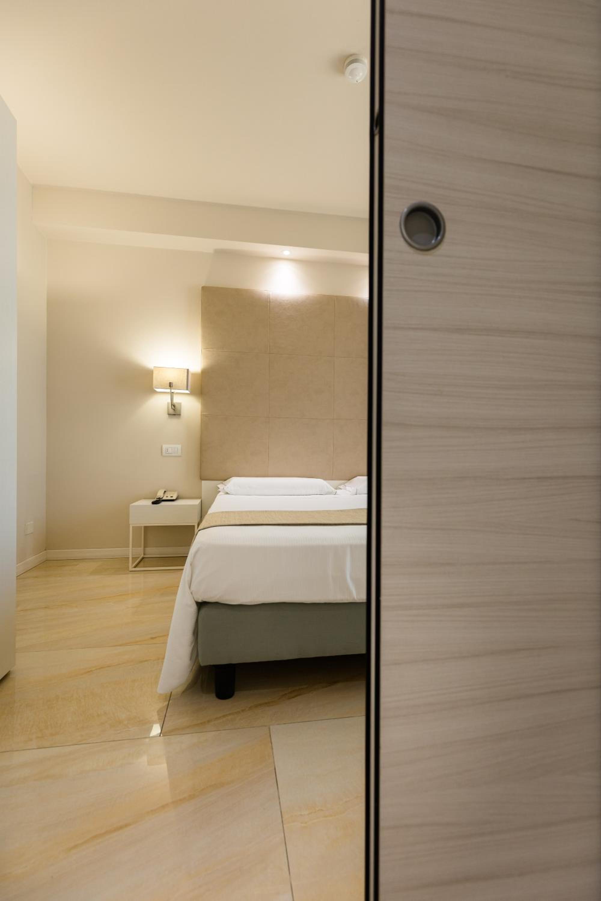 Suite - Photo 12