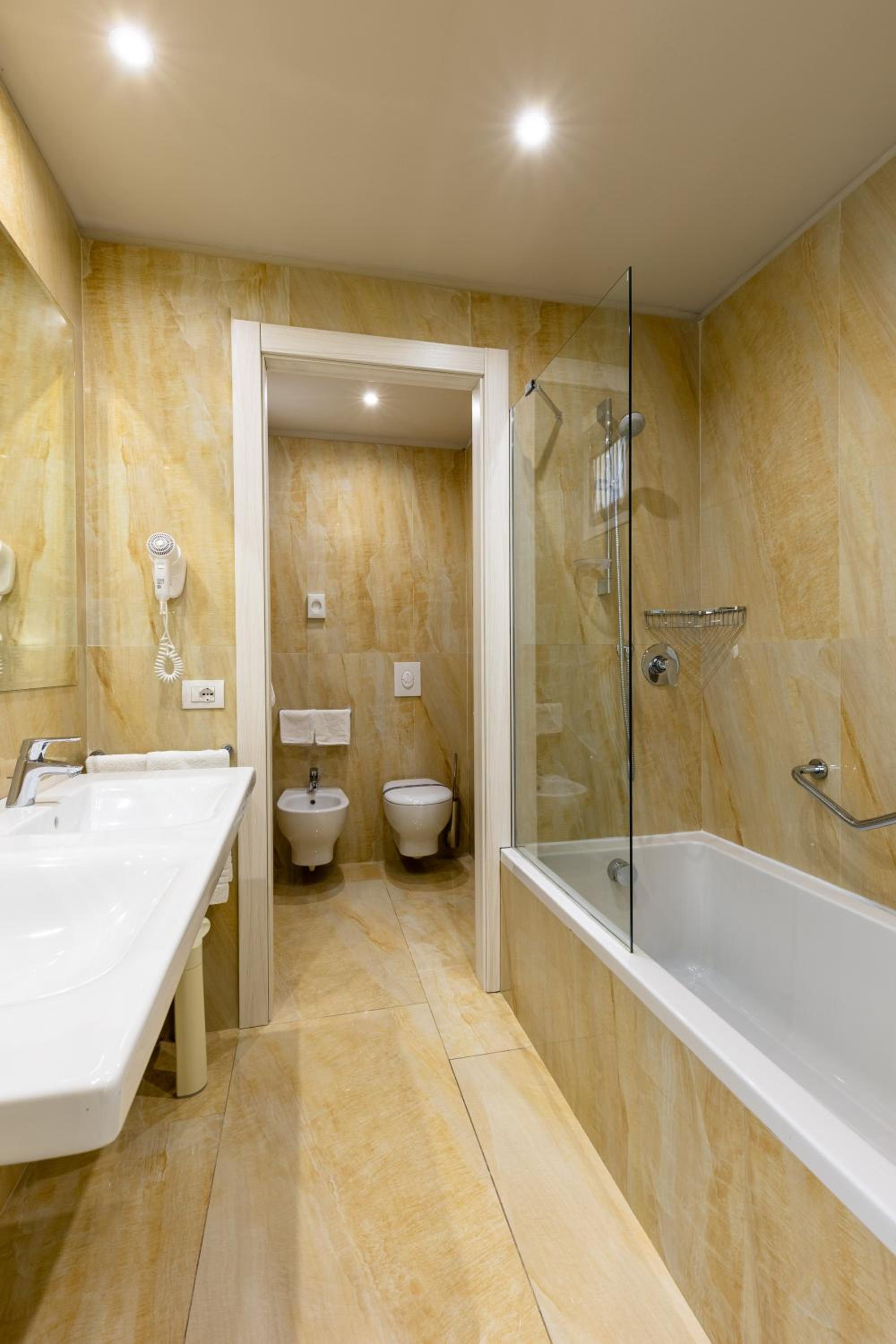 Suite - Photo 15