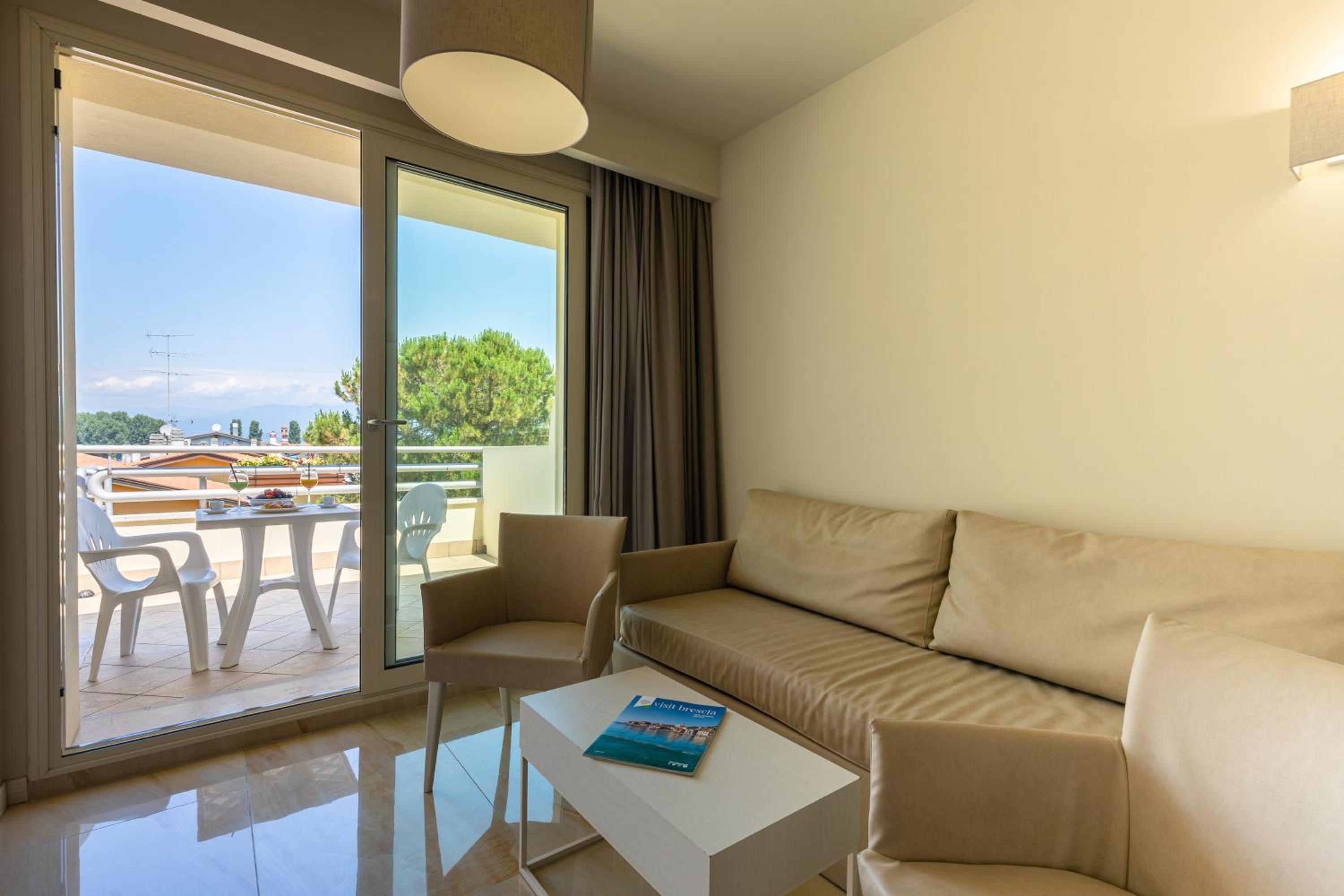Suite - Photo 23