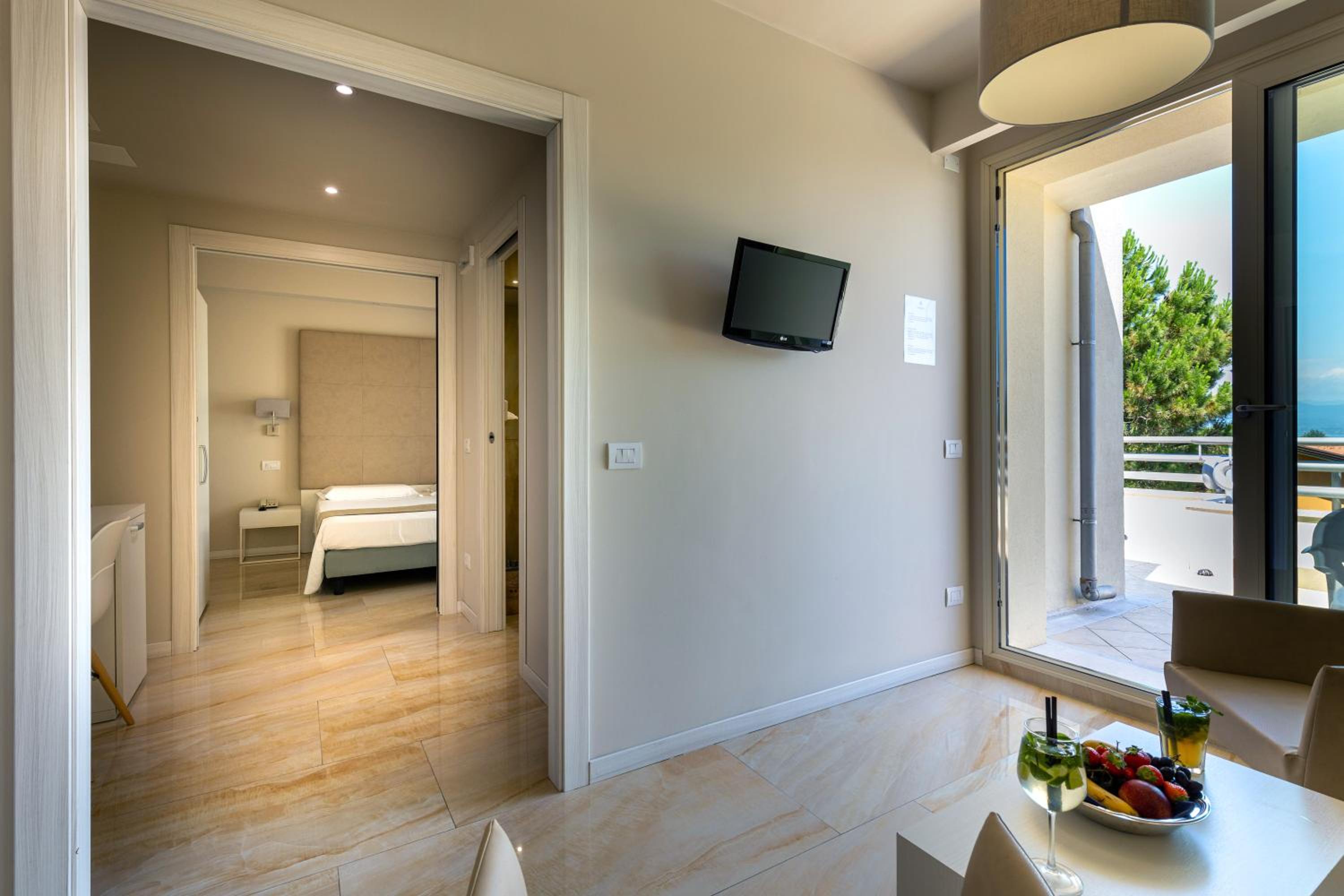 Suite - Photo 8