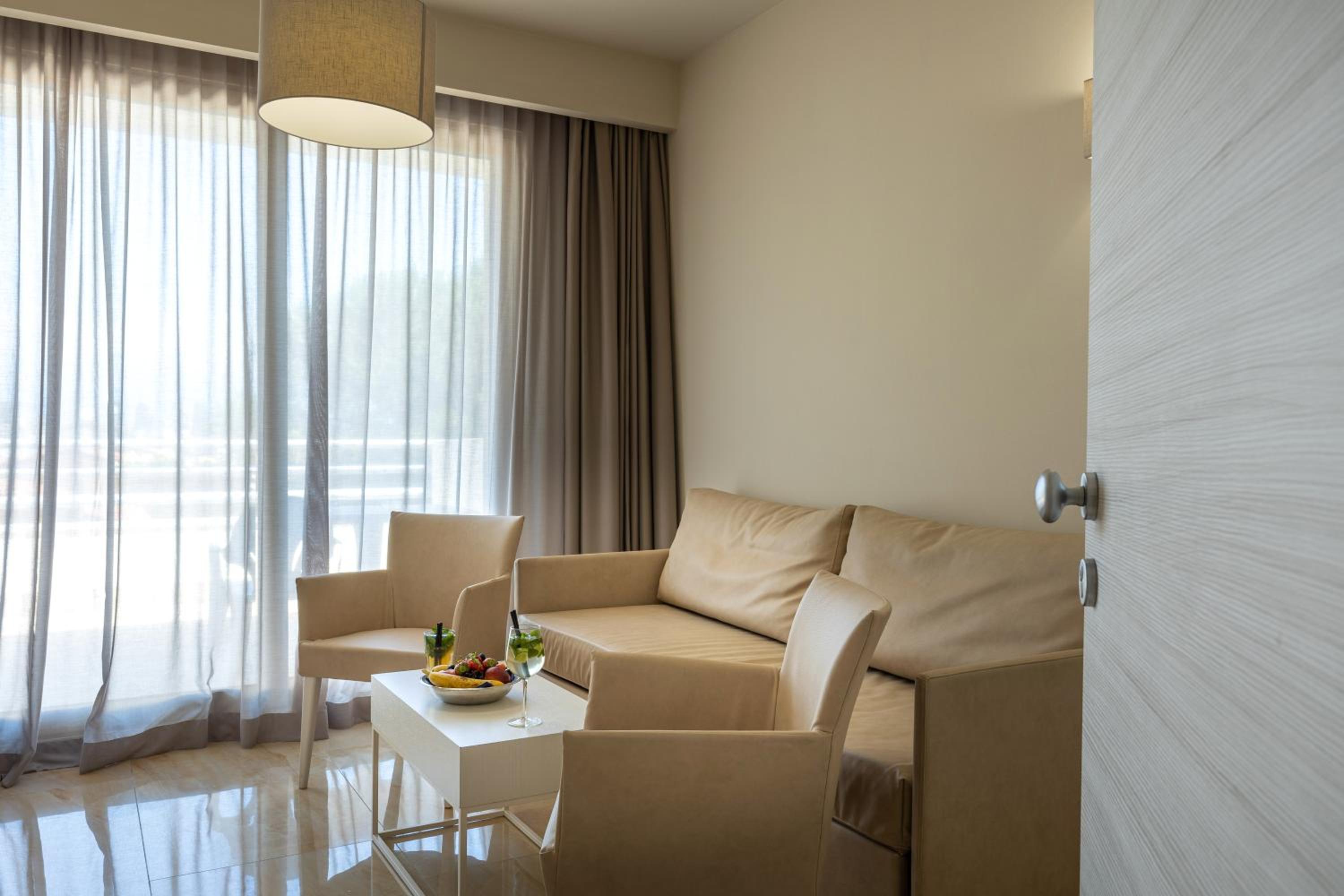 Suite - Photo 14