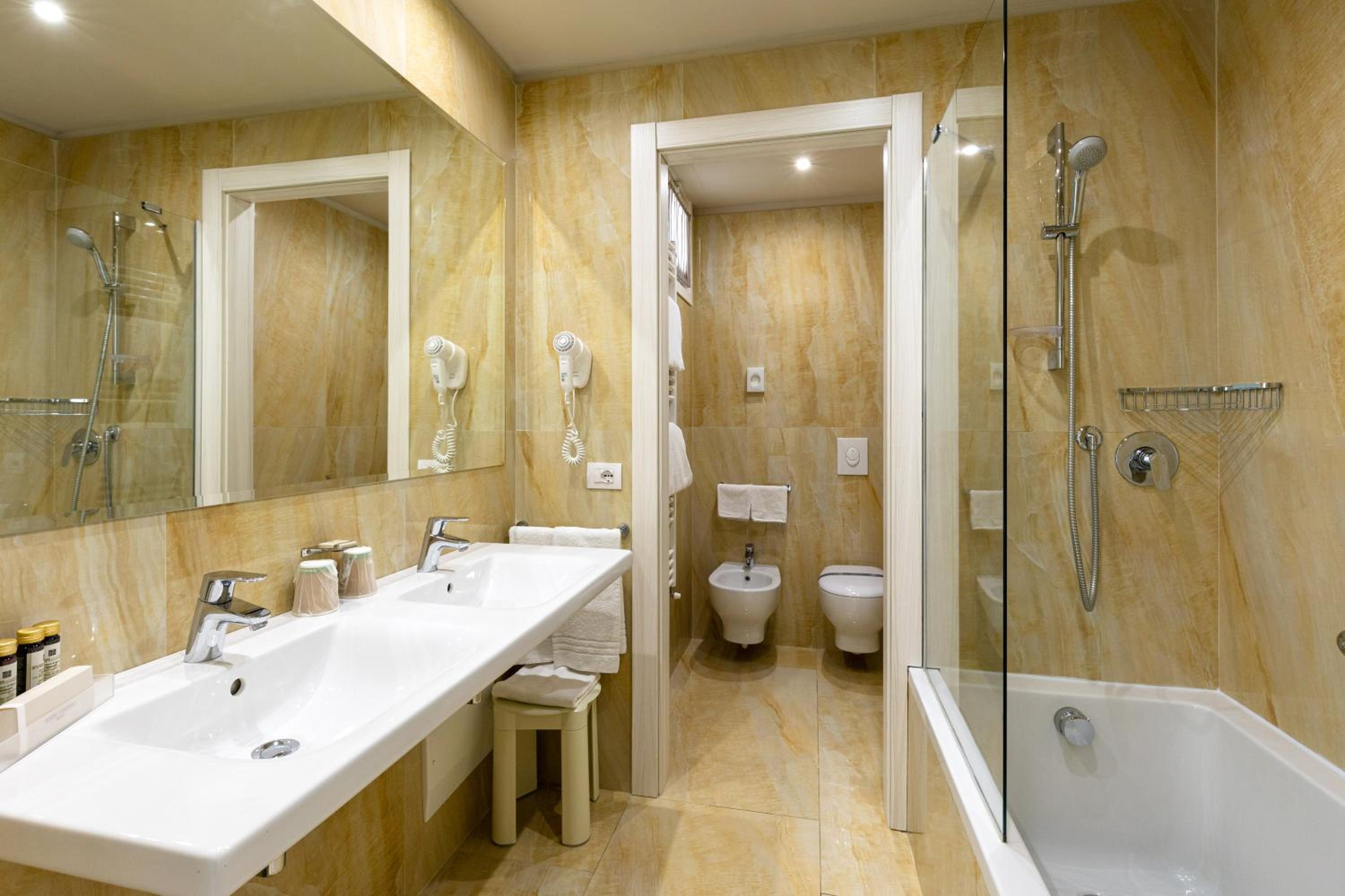 Suite - Photo 16