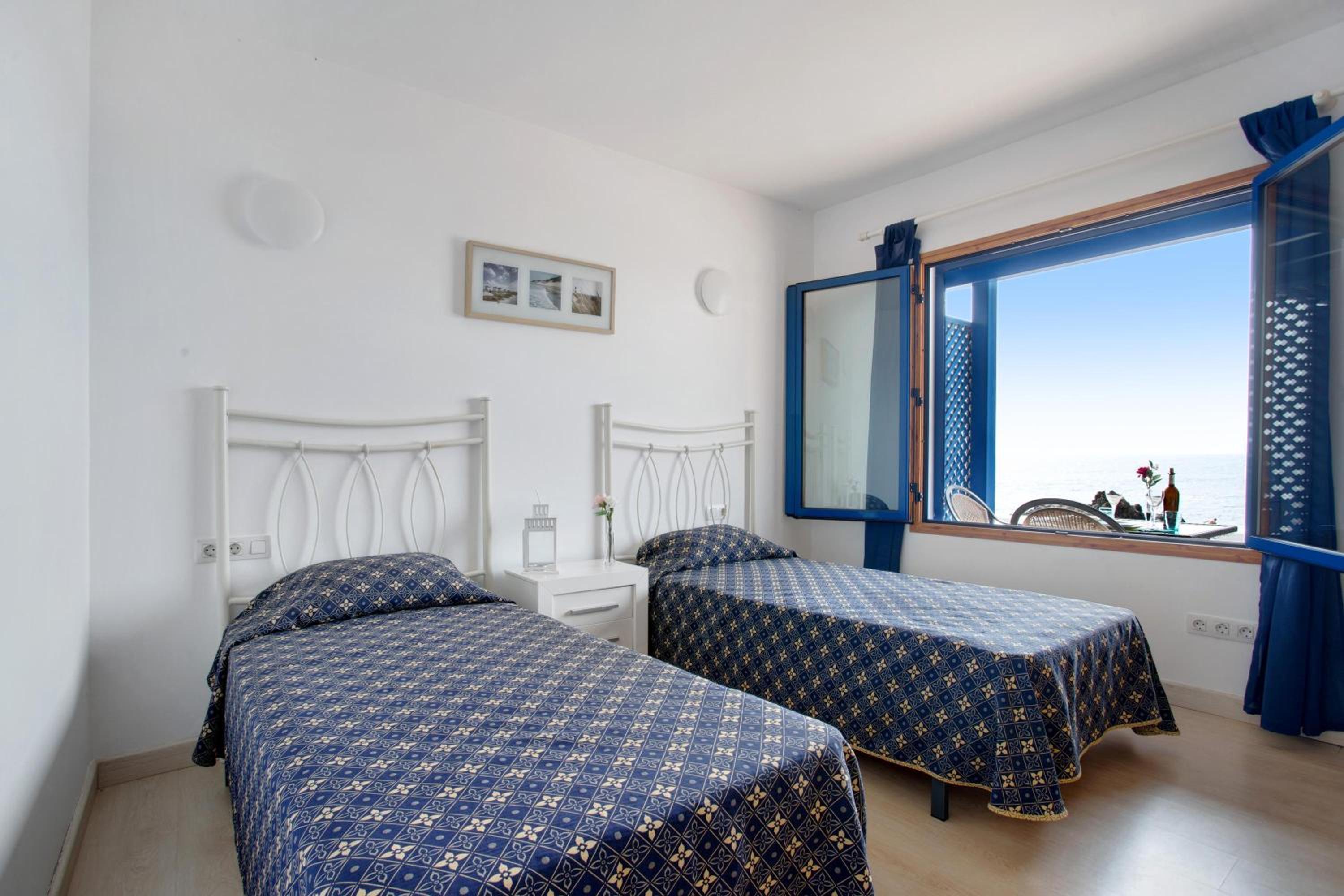 Two-Bedroom House - Photo 2