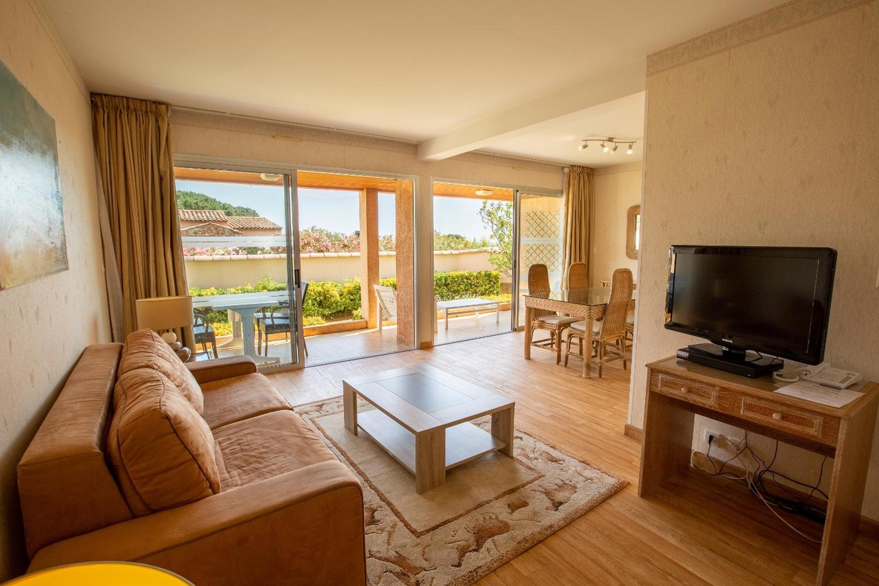 Comfort One-Bedroom Apartment Garden View with Terrace