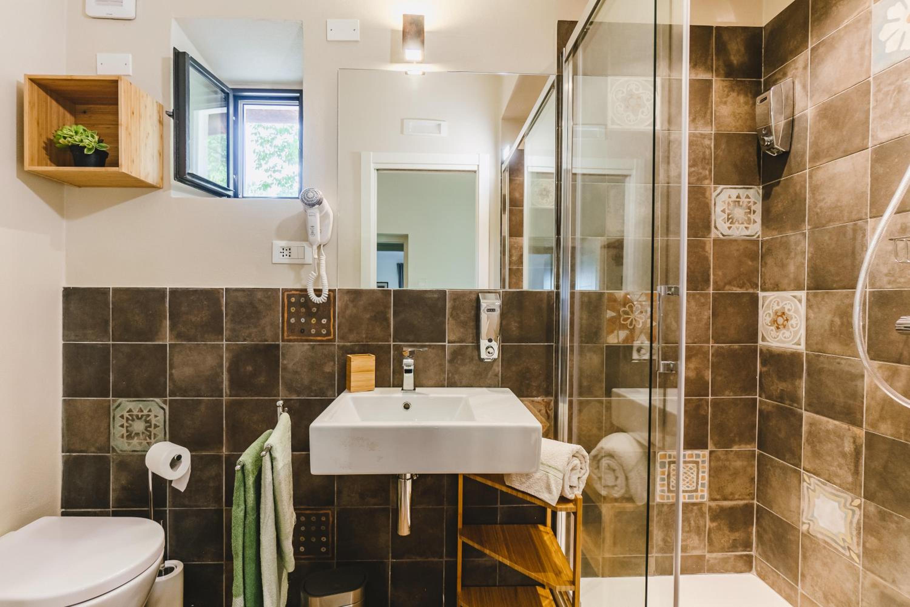 Double Room with Private Bathroom - Photo 9