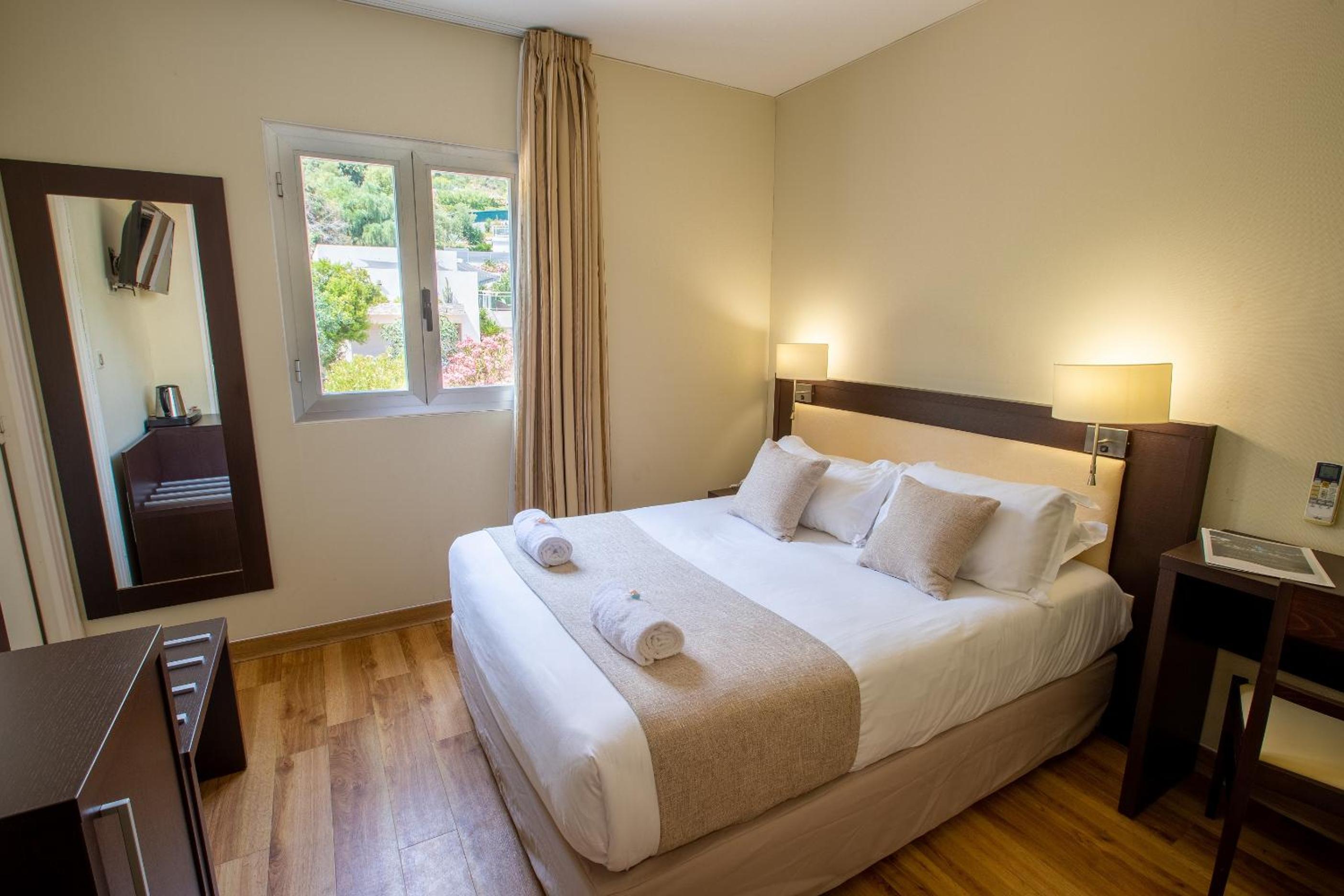 Small Standard Double Room - Mountain Side (43 ft²)