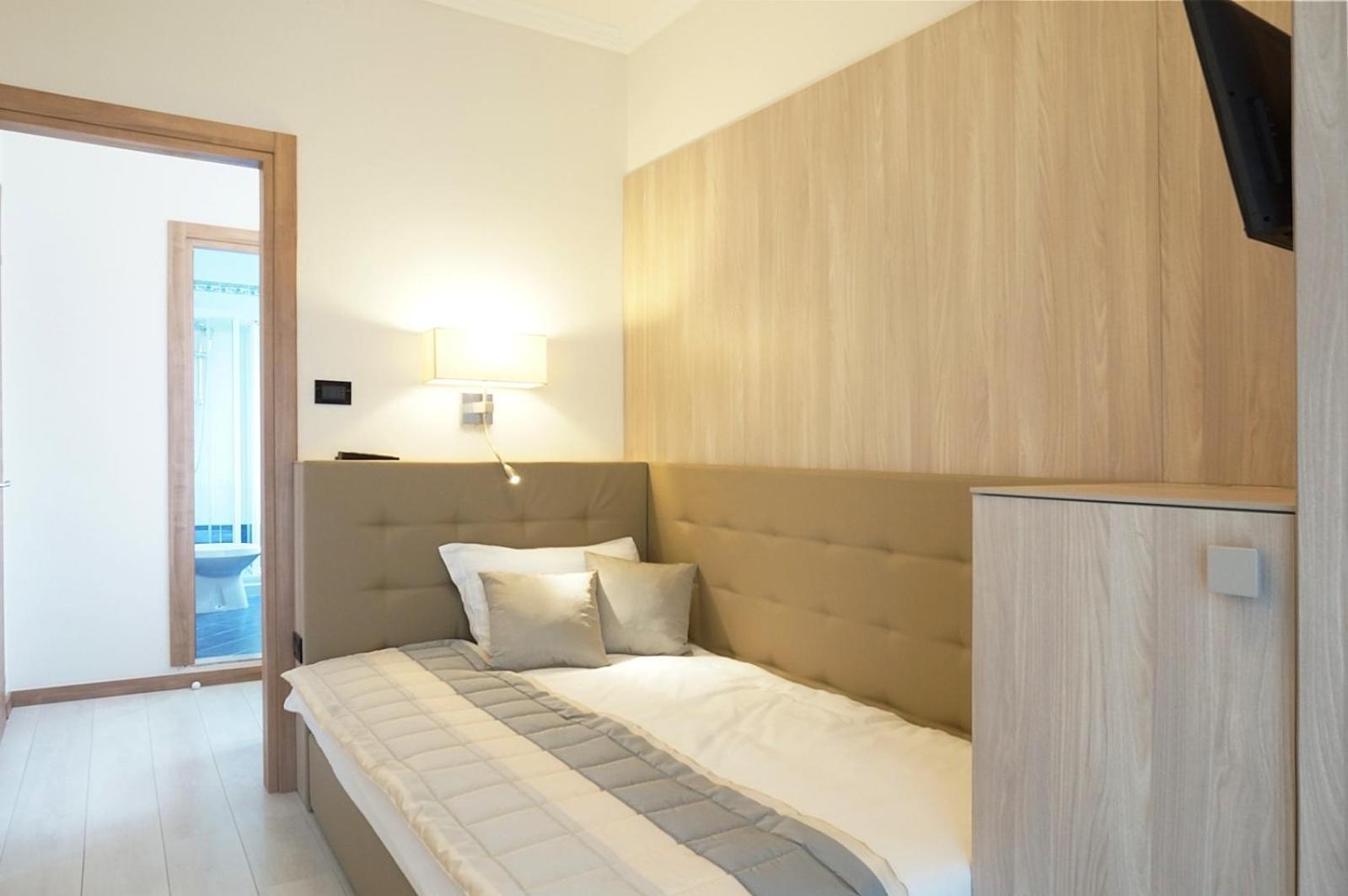 Chambre Simple avec Balcon et Vue Latérale sur la Mer