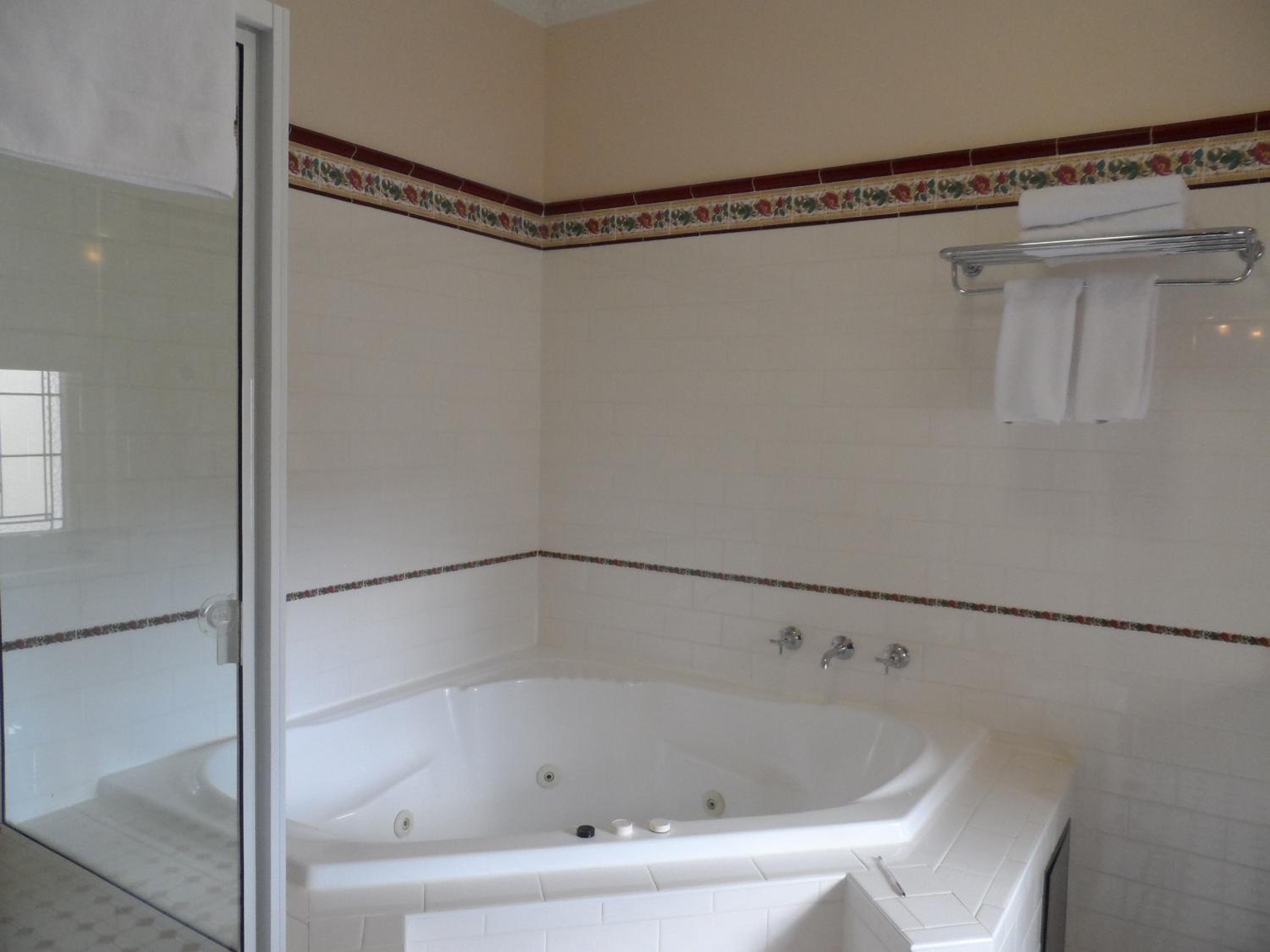 Royal Suite with Spa Bath - Photo 8
