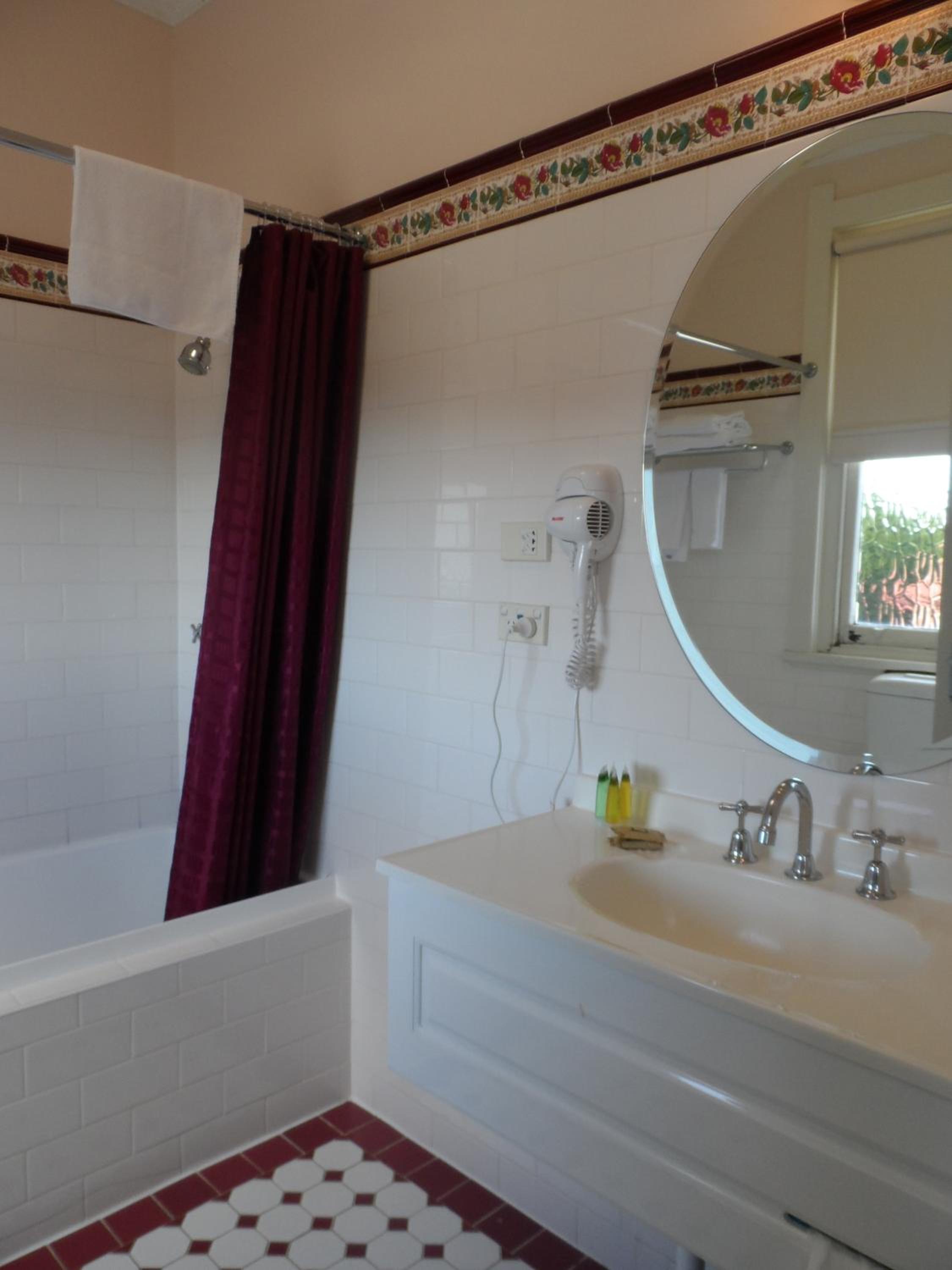 Deluxe King Room - Photo 5