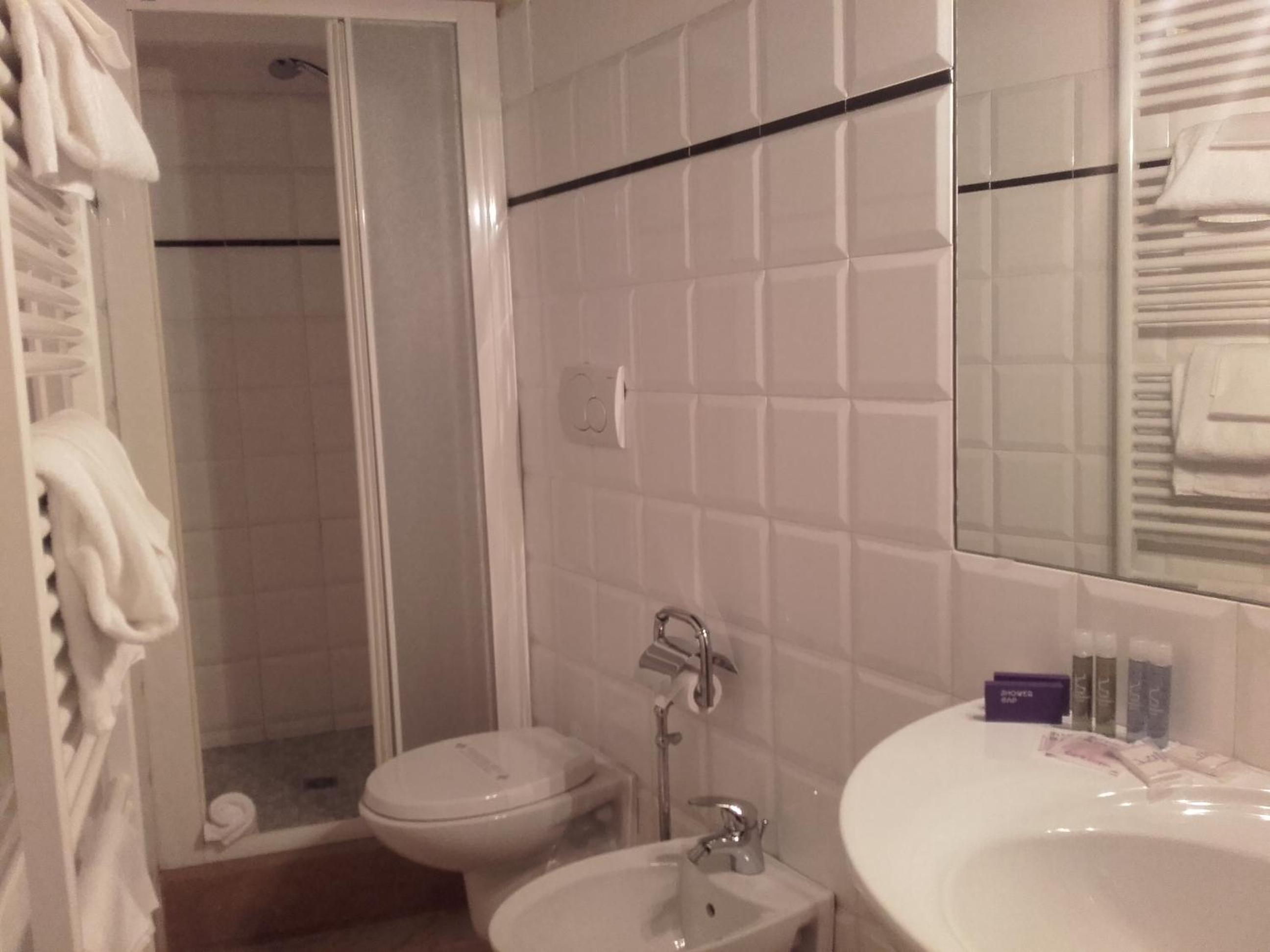 Deluxe Double Room (2 Adults + 1 Child) - Photo 2