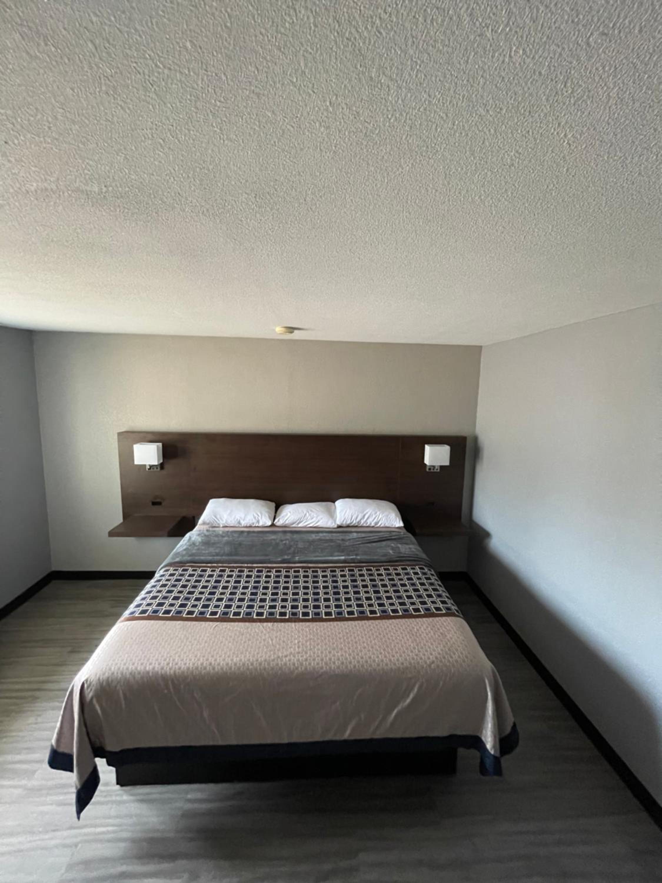 King Room - Non-Smoking photo 2