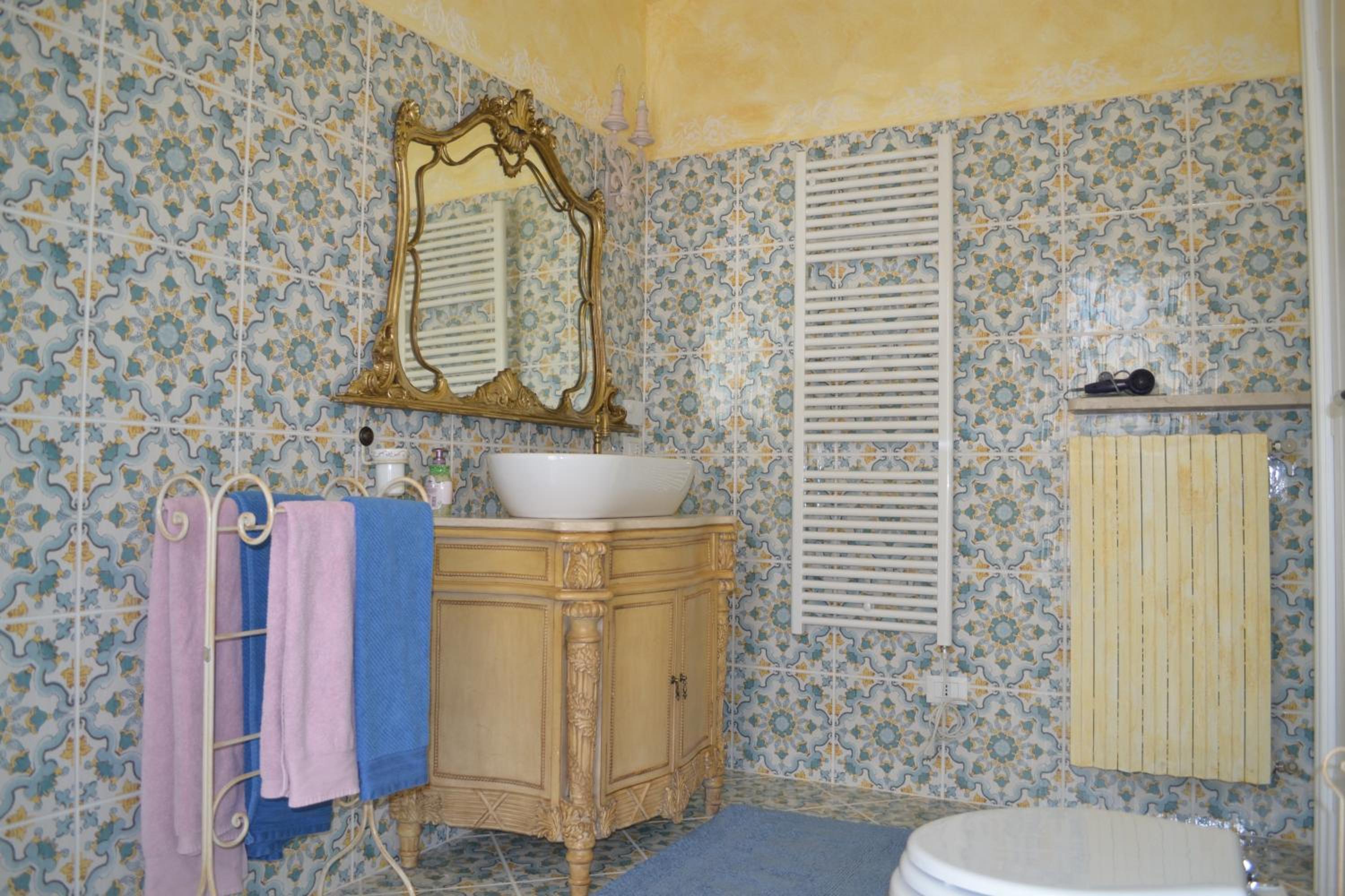 Queen Room with Balcony - Photo 2