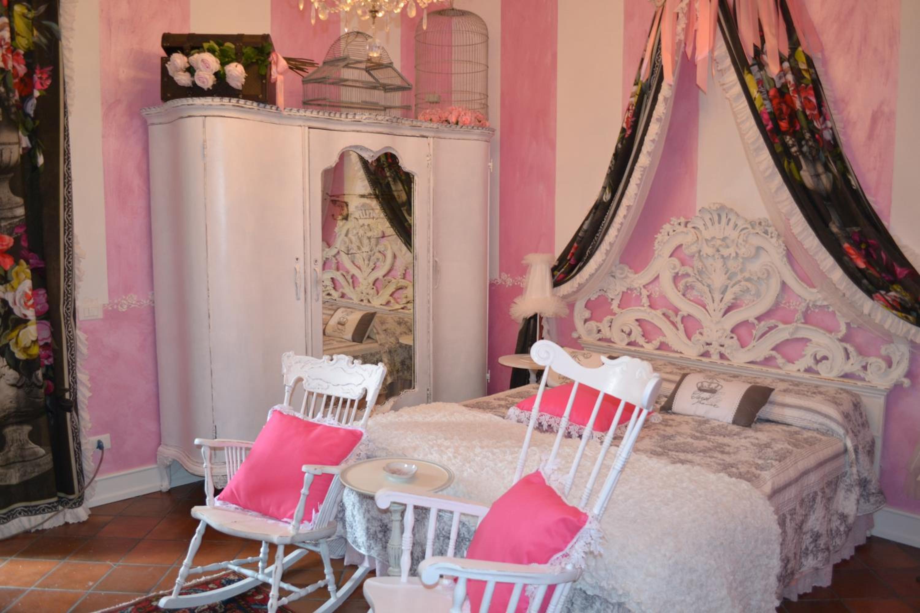 Queen Room with Balcony - Photo 9