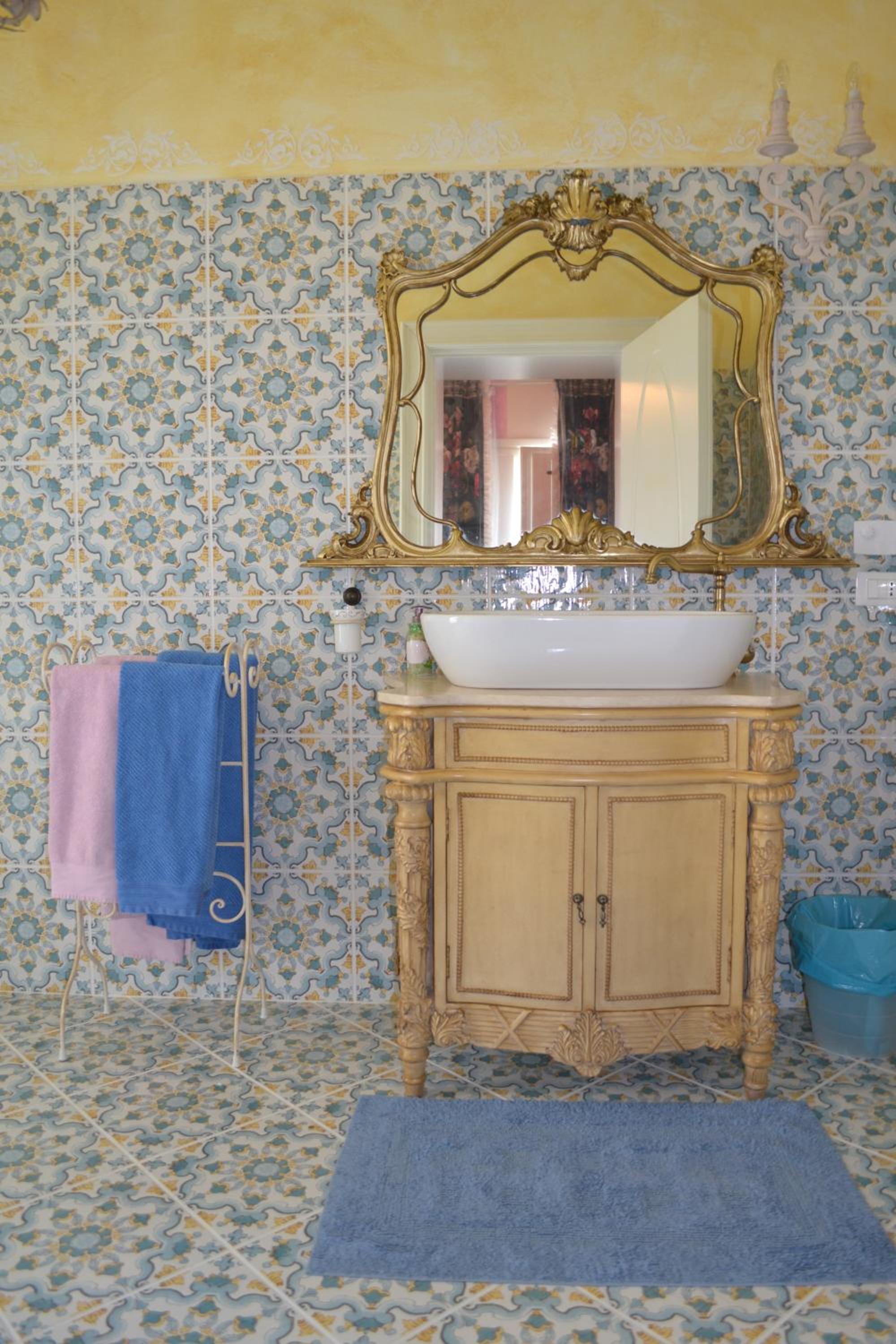 Queen Room with Balcony - Photo 8