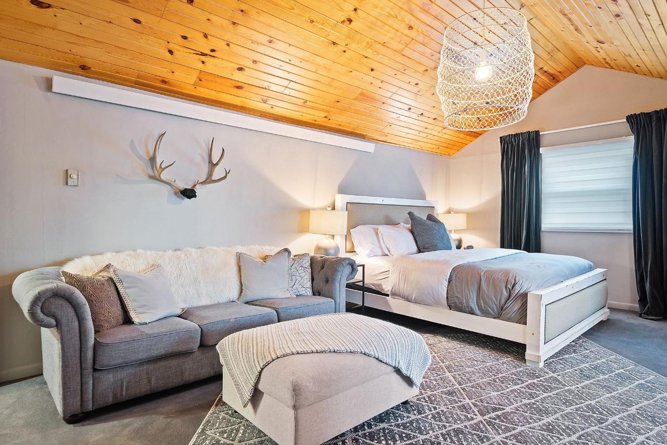 Deluxe King Suite photo 1