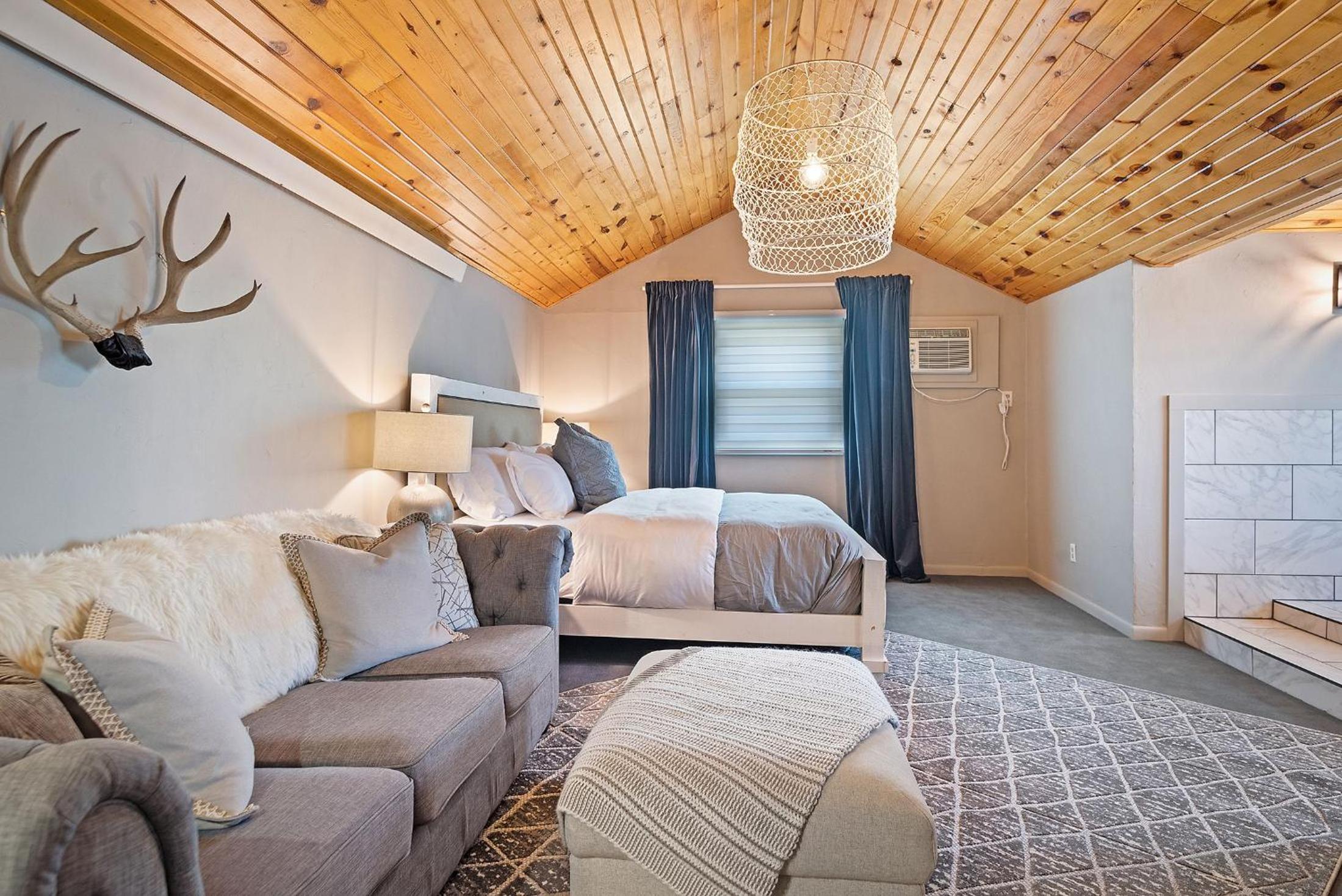 Deluxe King Suite photo 2