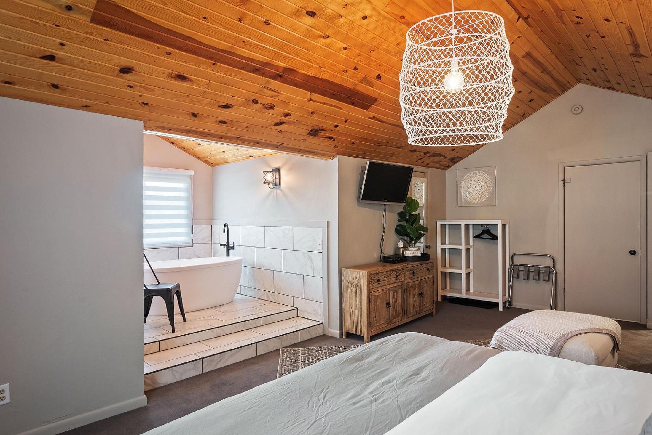 Deluxe King Suite photo 3