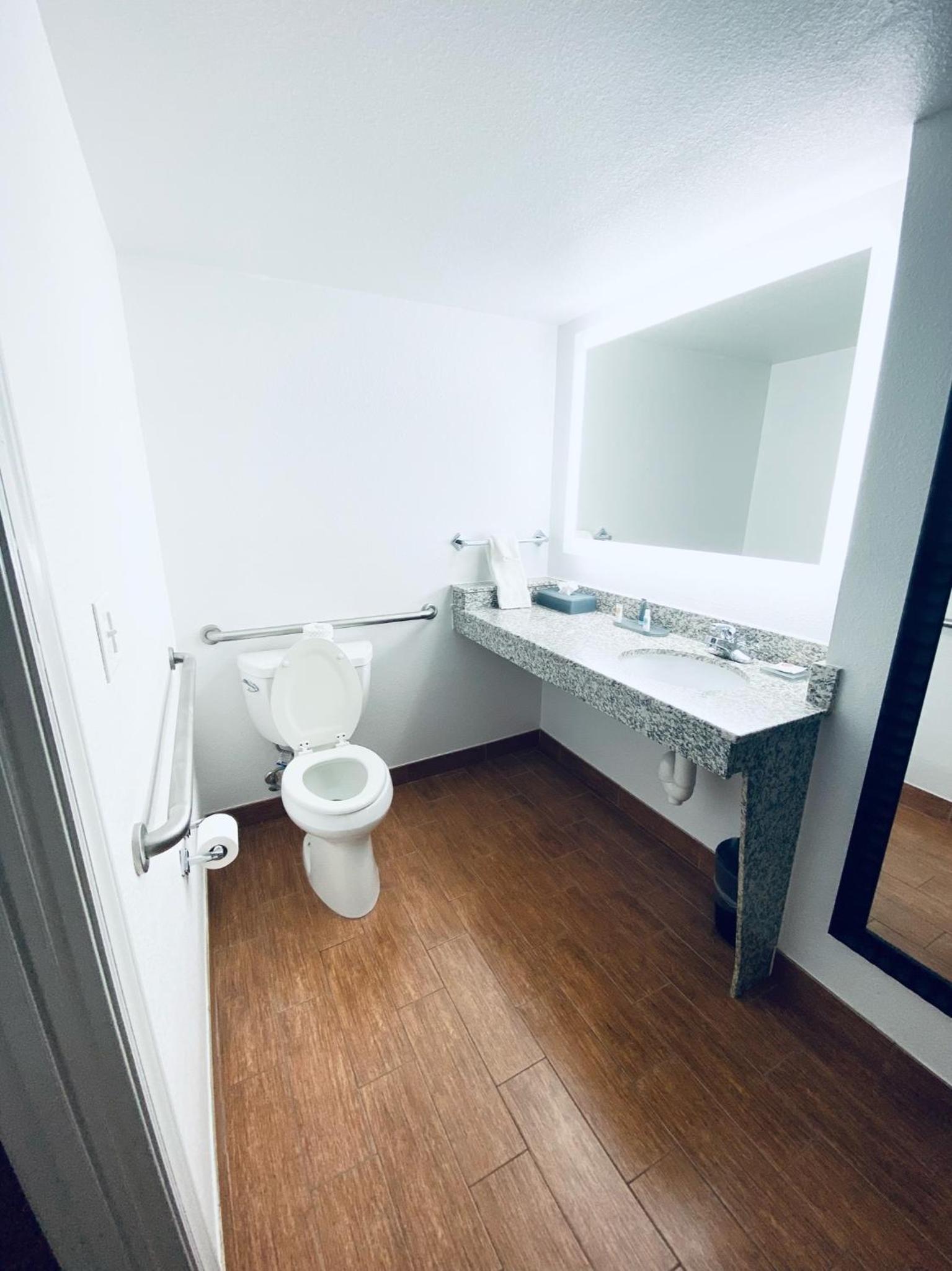 Queen Room - Accessible/Non Smoking - Photo 8