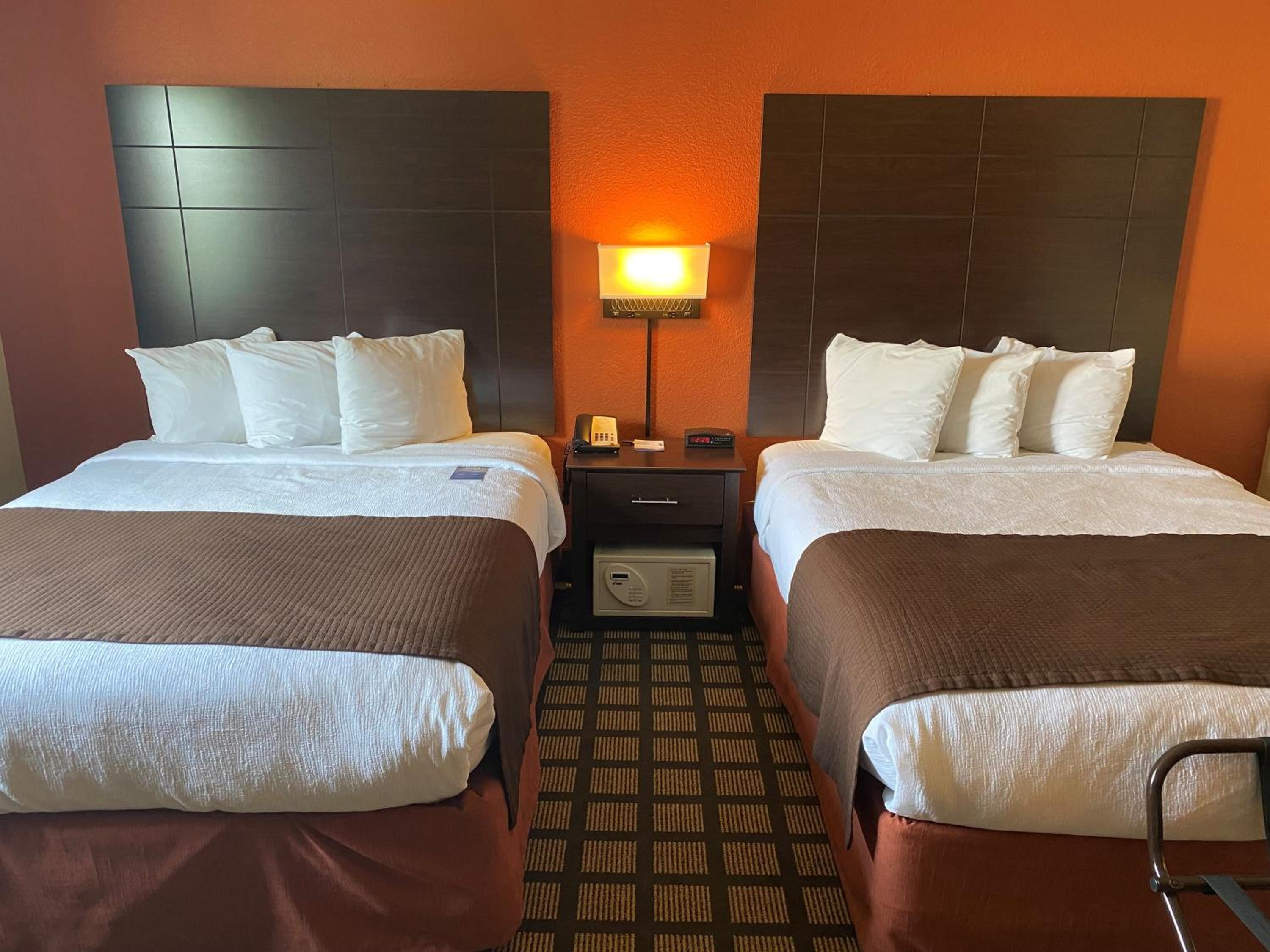 Queen Room with Two Queen Beds - Non-Smoking photo 3