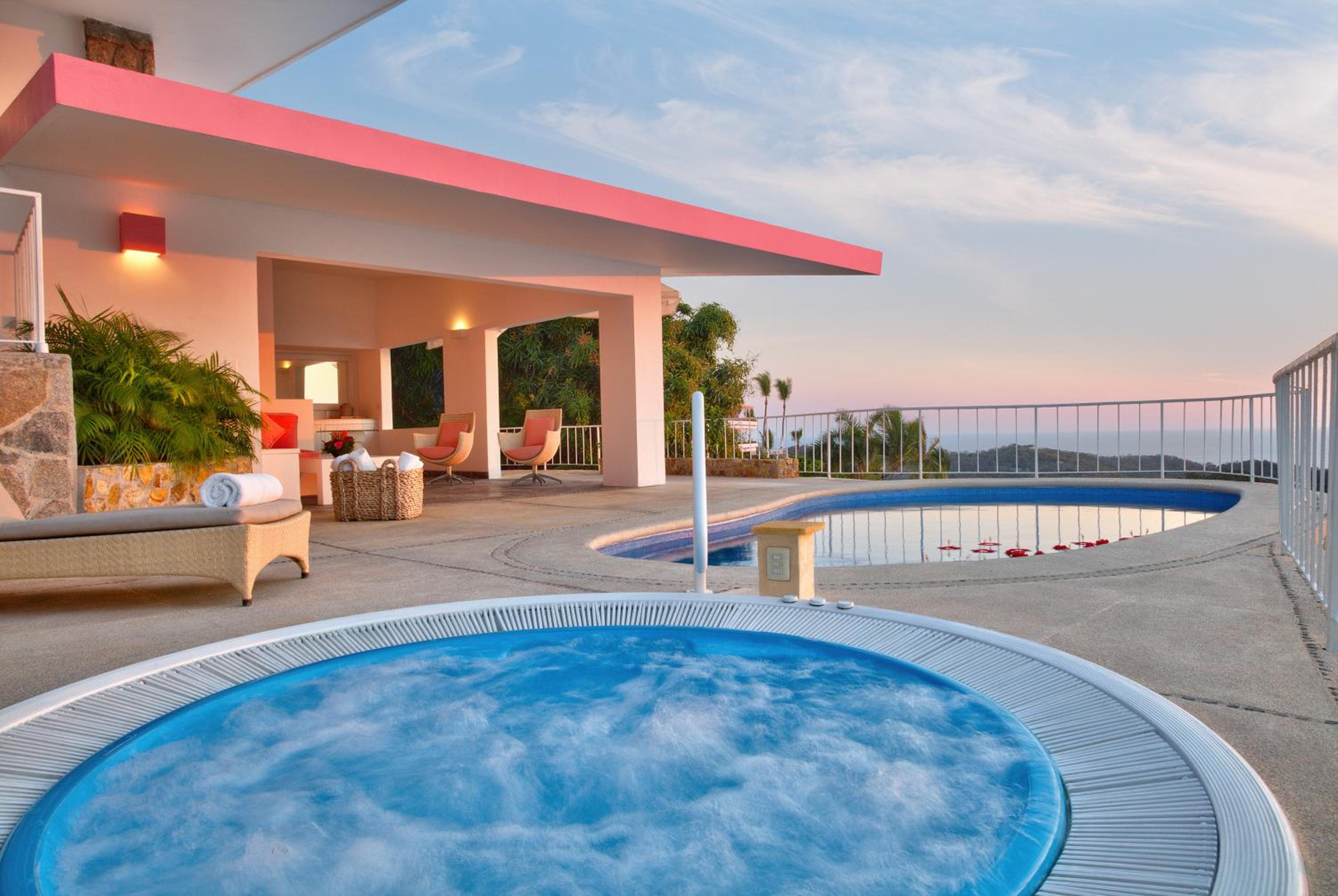 Master Suite with Hot Tub - Photo 10