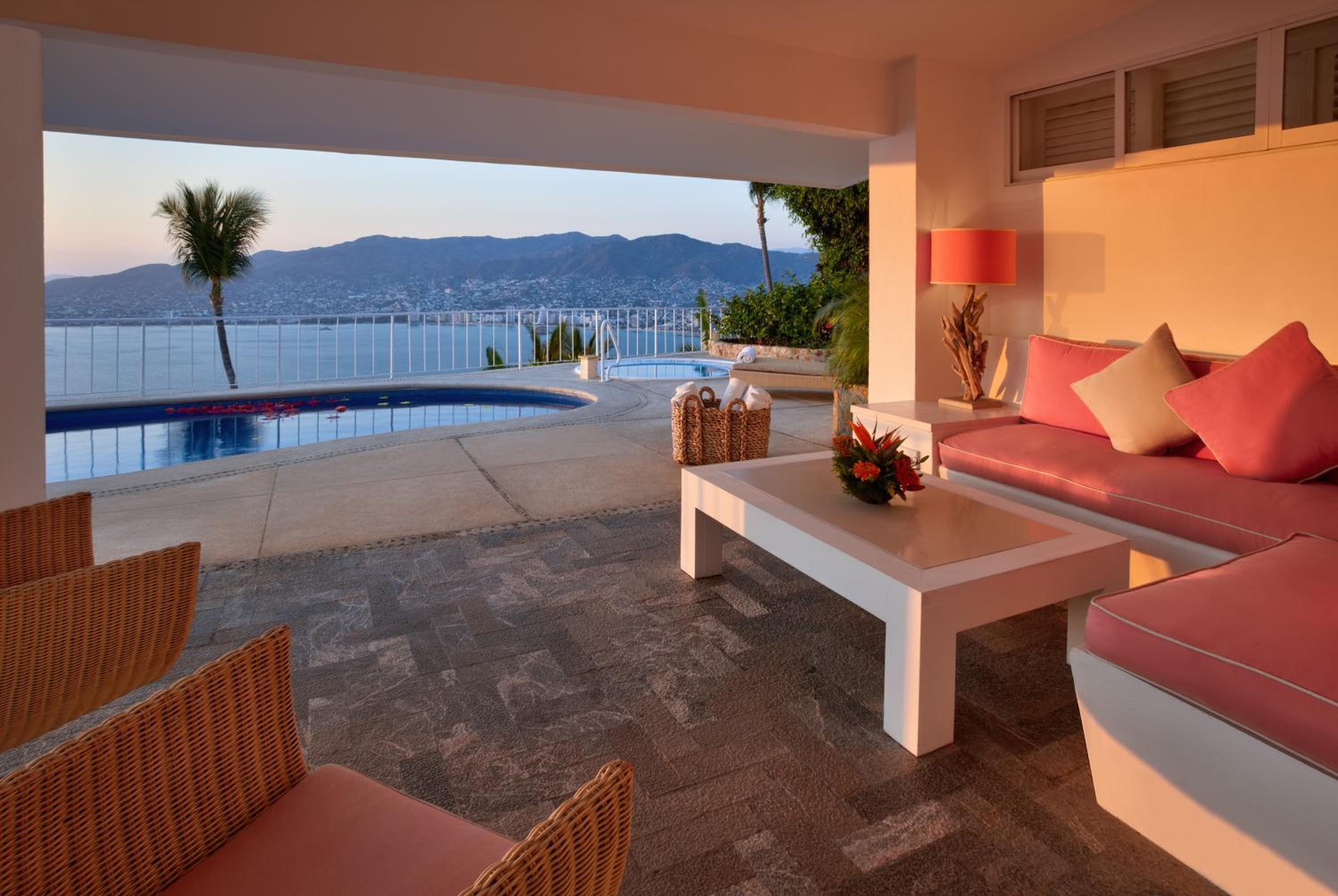 Master Suite with Hot Tub - Photo 8