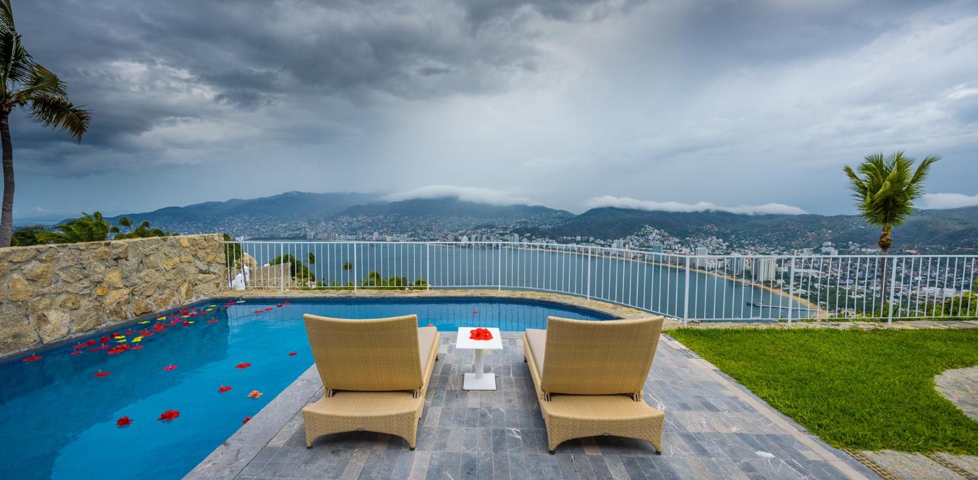 Master Suite with Hot Tub - Photo 3