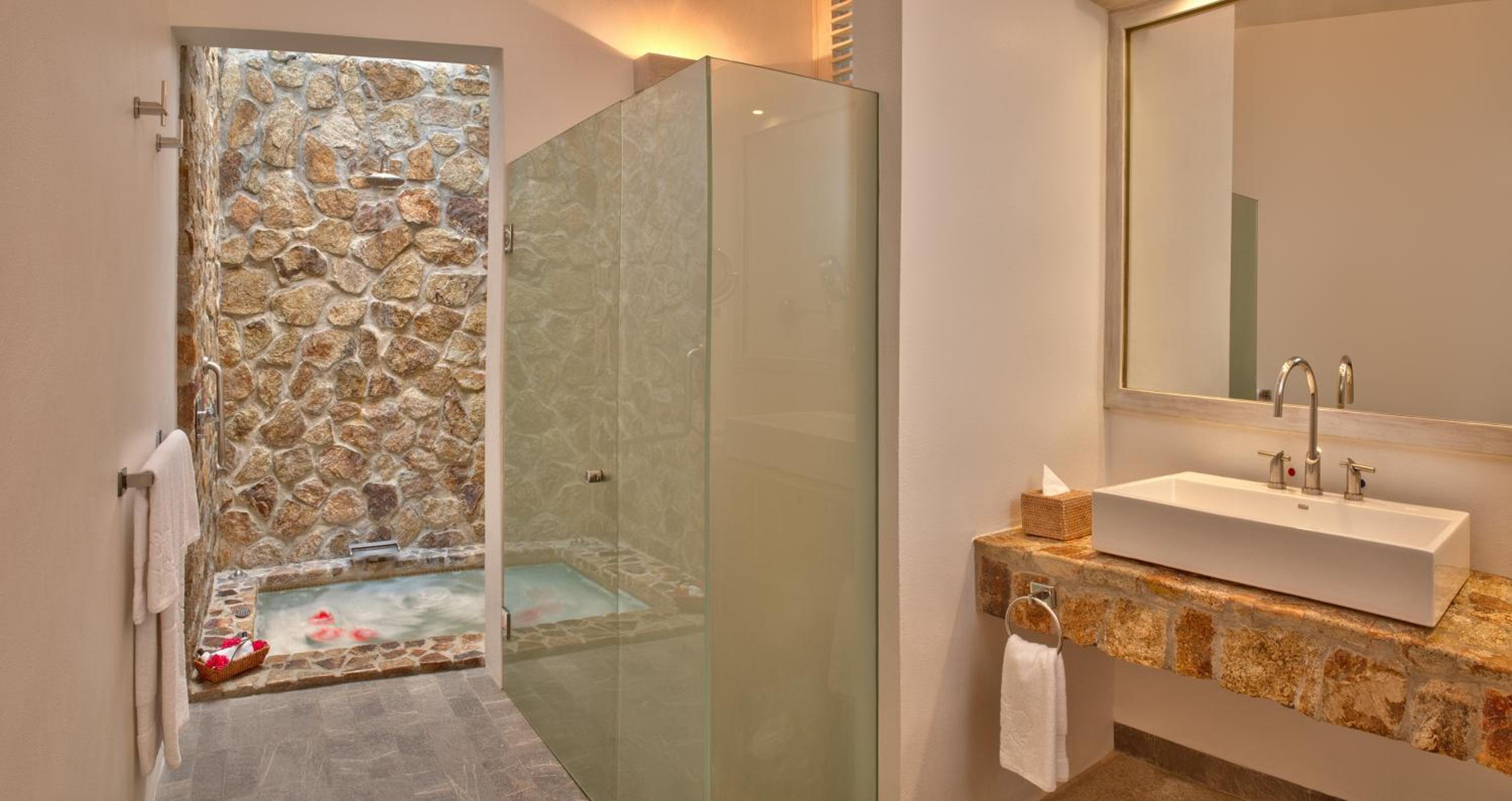Master Suite with Hot Tub - Photo 2