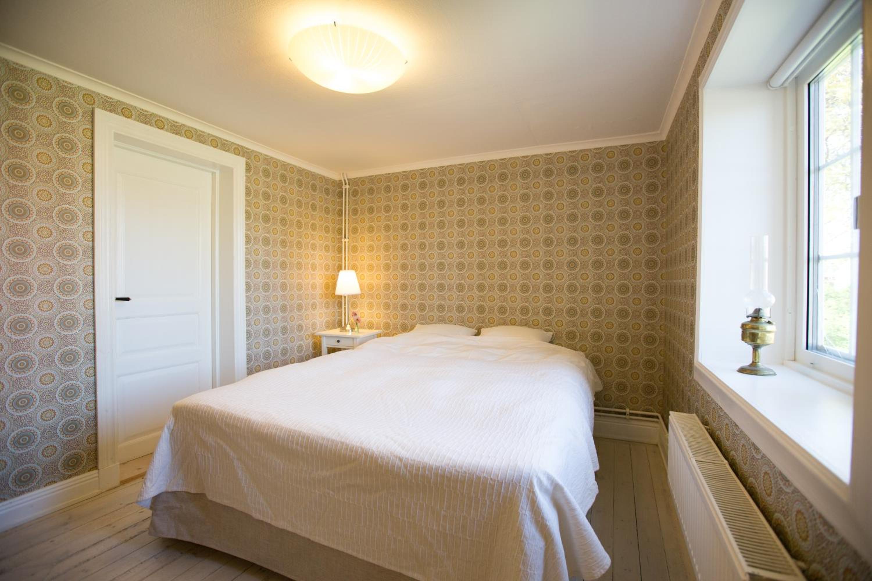Queen Room with Shared Bathroom photo 3