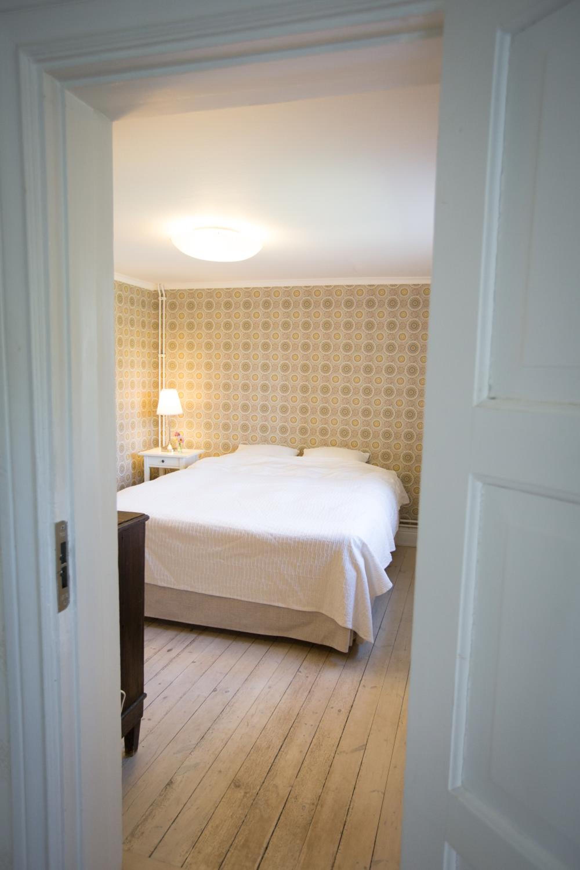 Queen Room with Shared Bathroom photo 2