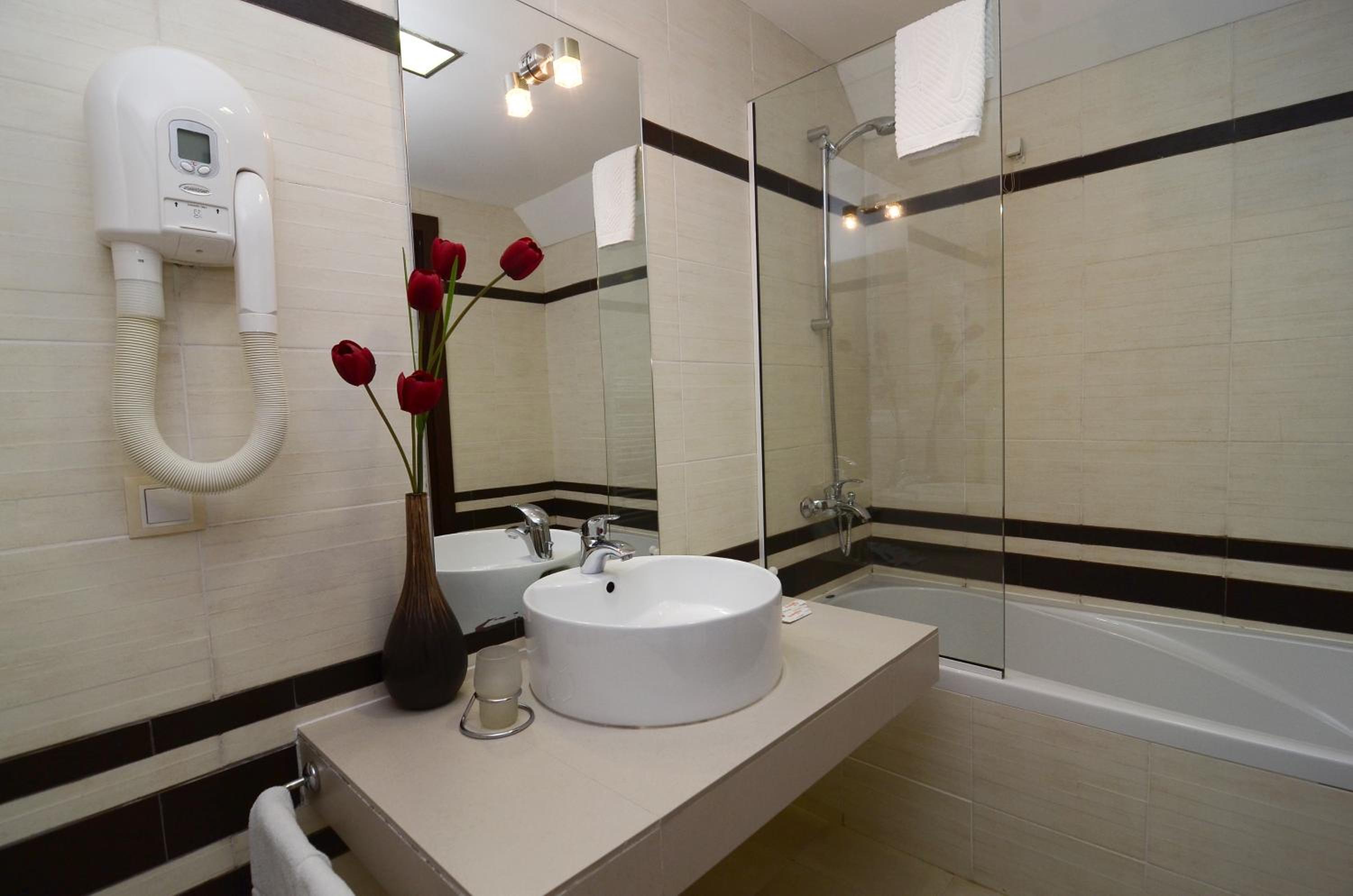 Junior Suite with Partial Slopes View  photo 3
