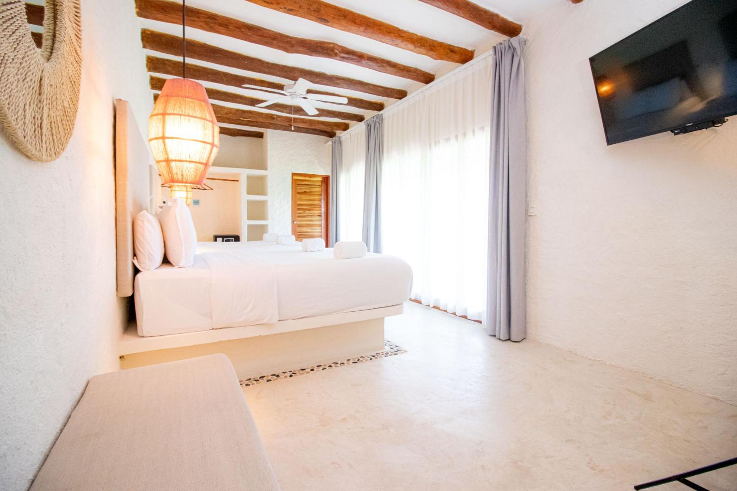Suite with Two Double Beds - Photo 8