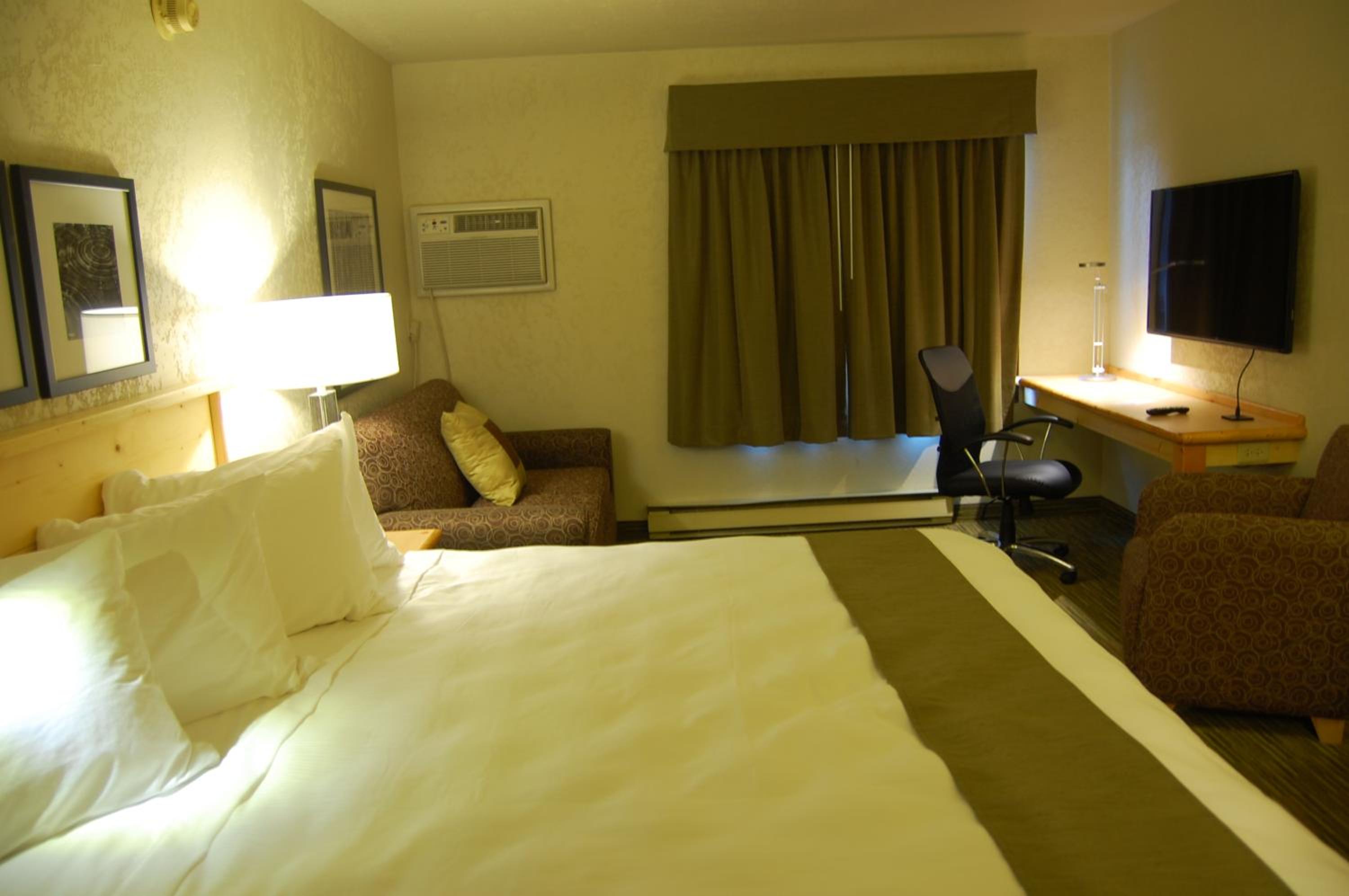 Deluxe King Room - Non-Smoking photo 3