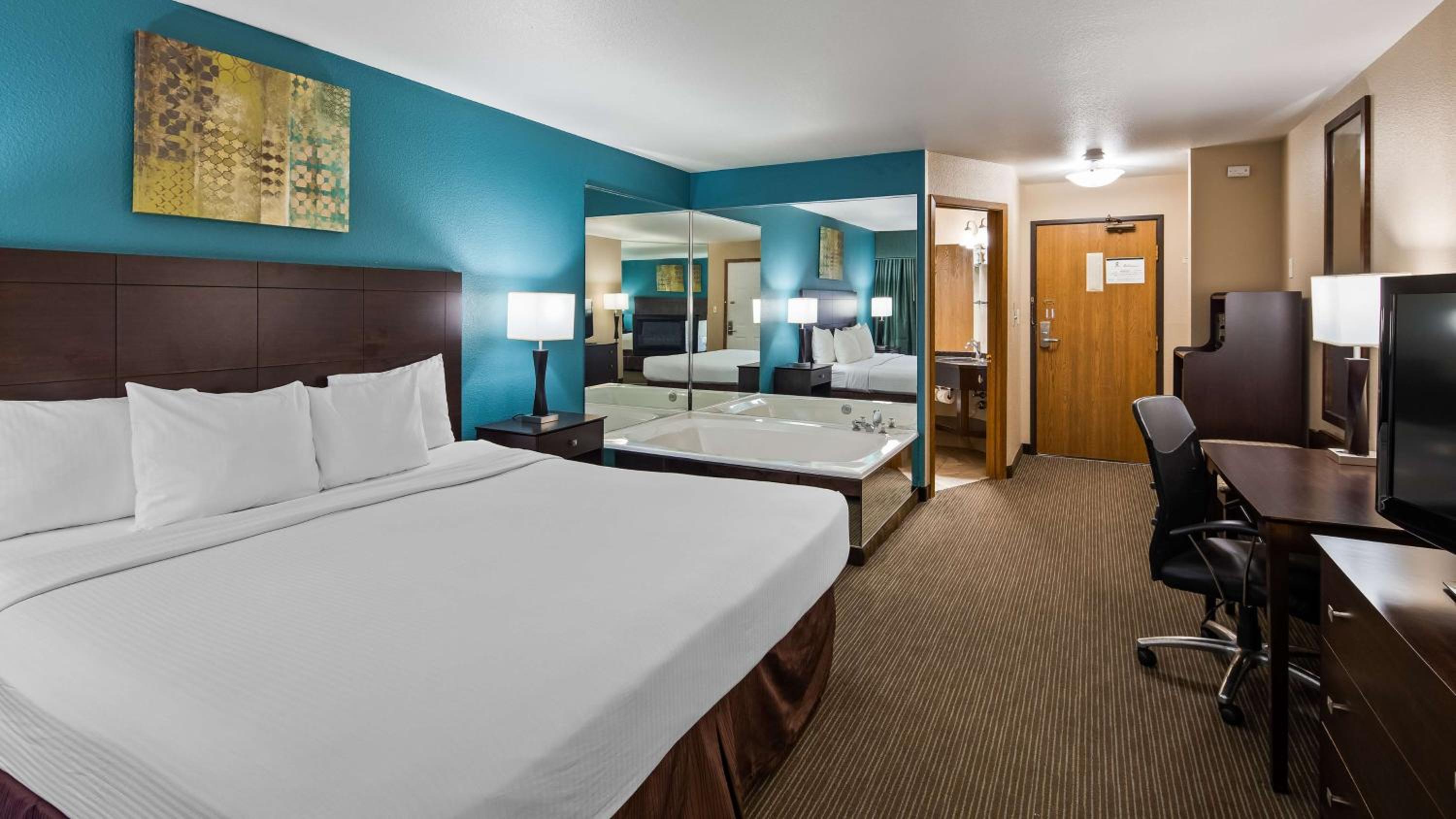 Deluxe King Room with Fireplace - Photo 2
